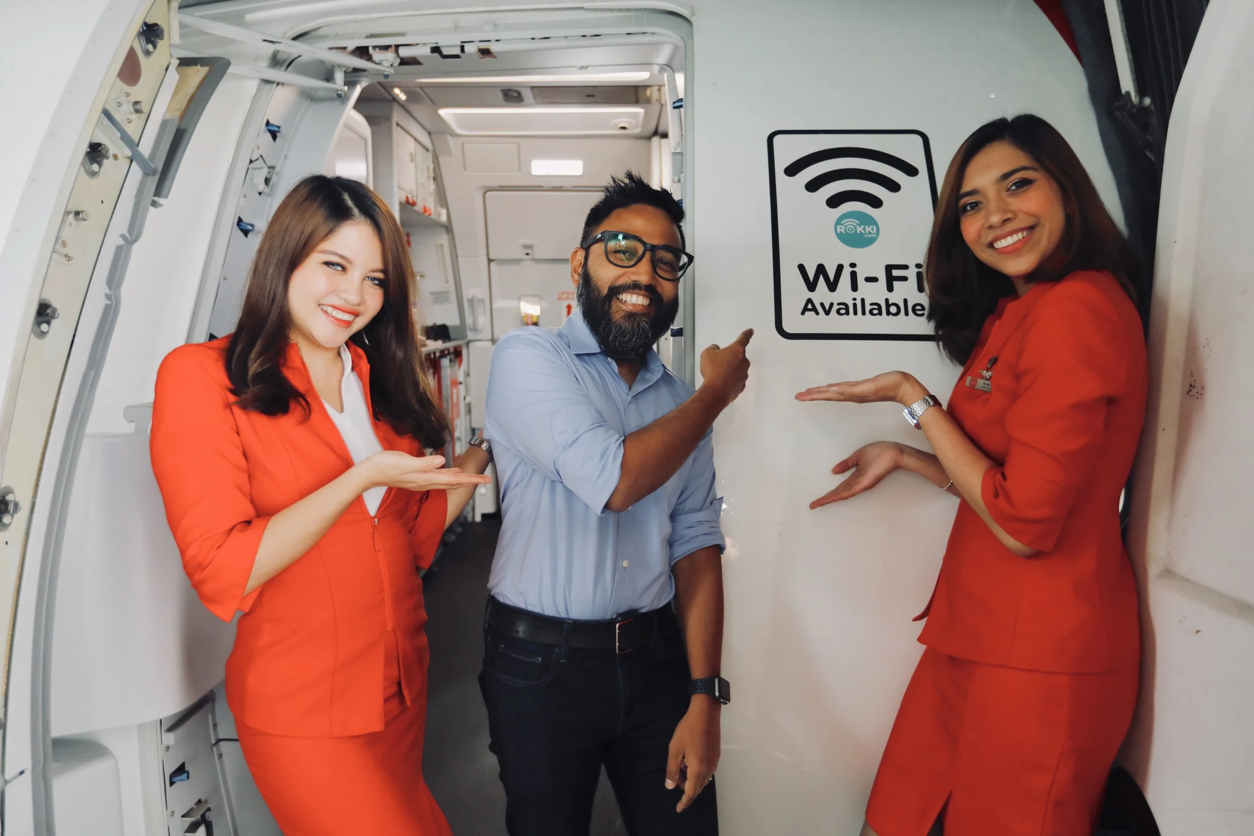 Klik dan santai: Wifi dalam penerbangan AirAsia kini lebih pantas