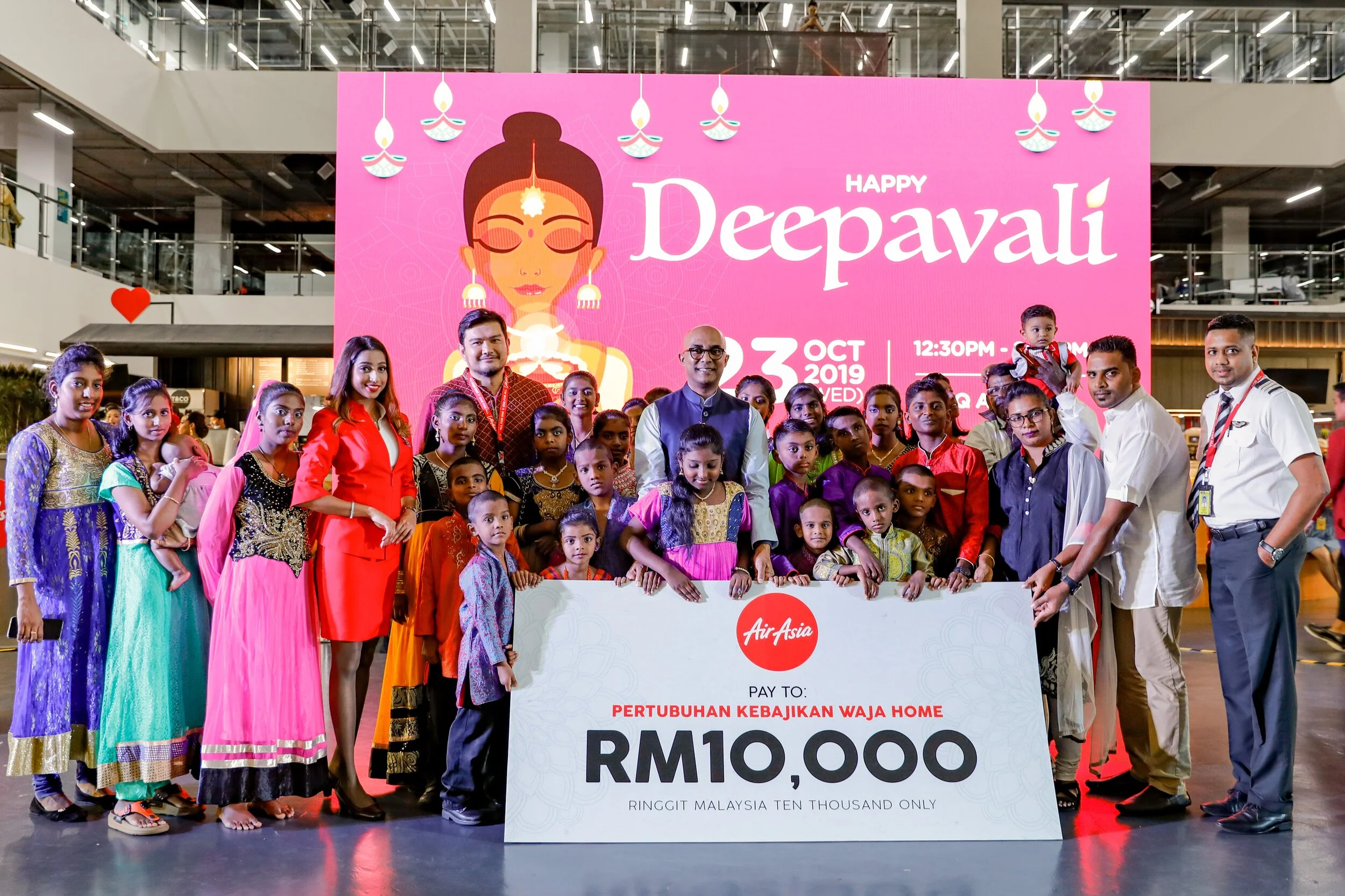 Photo Caption:- AirAsia X Malaysia CEO Benyamin Ismail presented the mock cheque to Pertubuhan Kebajikan Waja Home witnessed by AirAsia Group President (Airlines) Bo Lingam at the Allstars Deepavali celebrations.