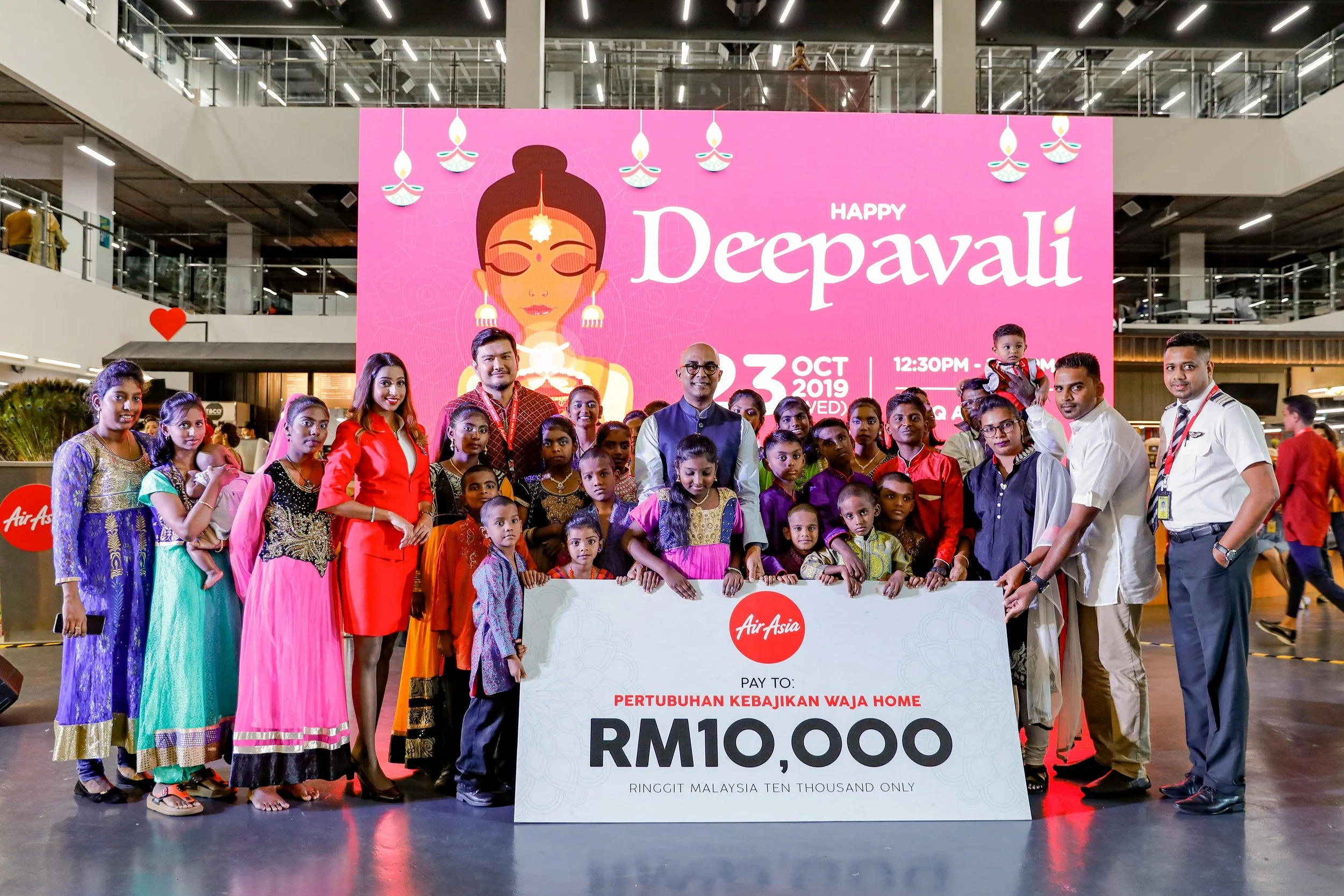 AirAsia Allstars menyambut Deepavali bersama kanak-kanak kurang bernasib baik