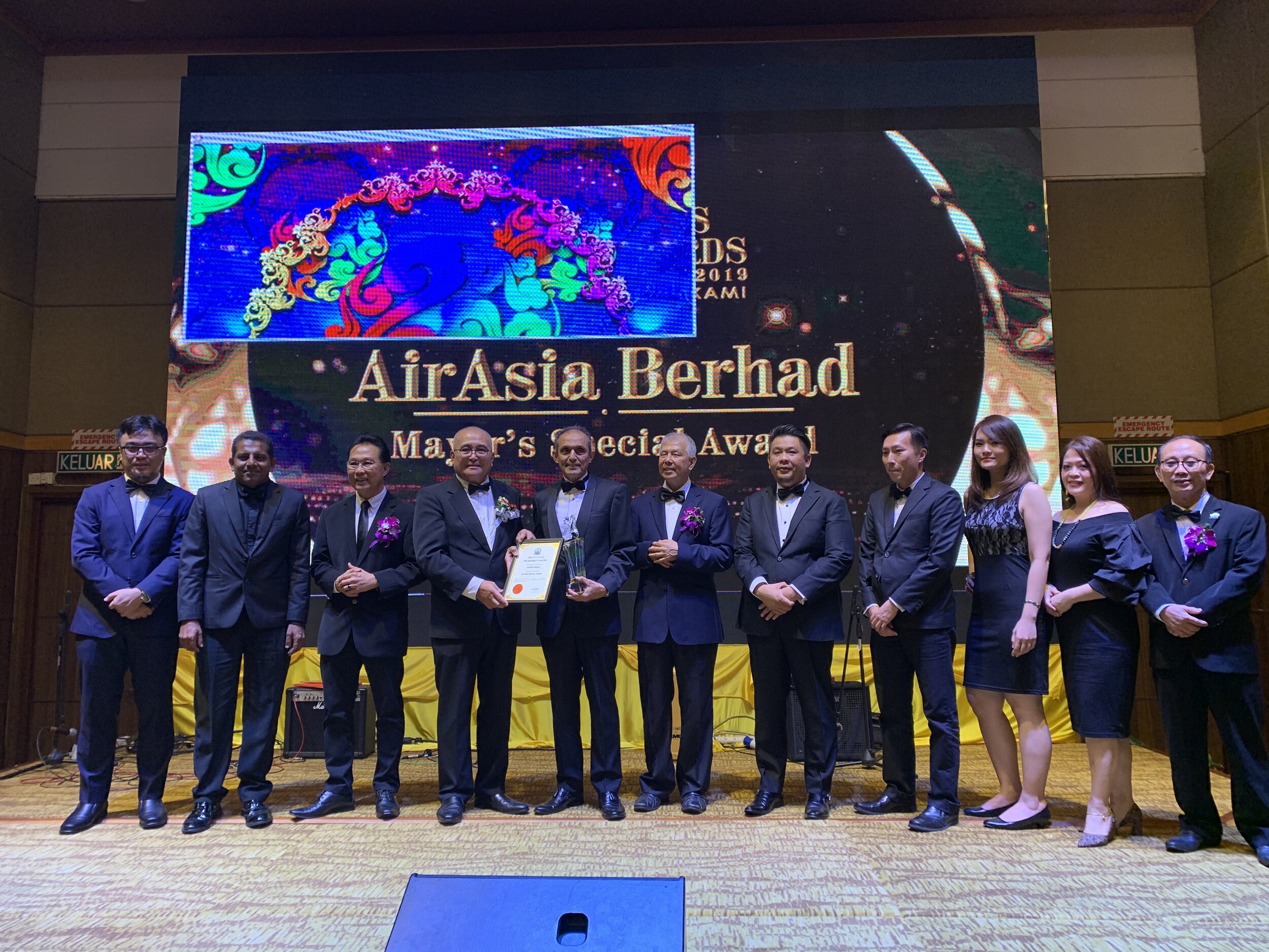 AirAsia raih Anugerah Datuk Bandar Miri atas sumbangan ekonomi dan sosial kepada Miri