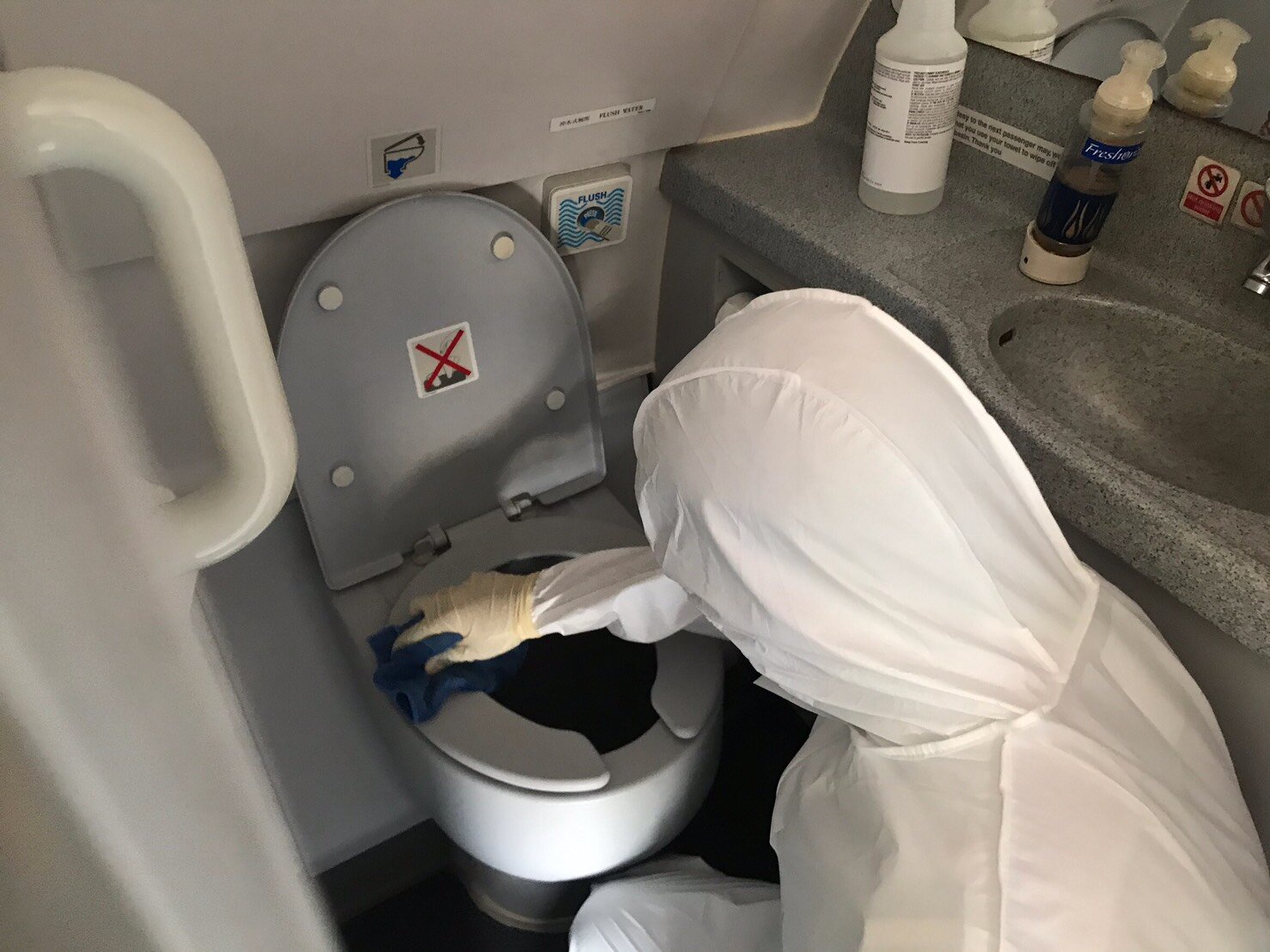 清洁队中会分出专门消毒厕所的小组 (Copy)