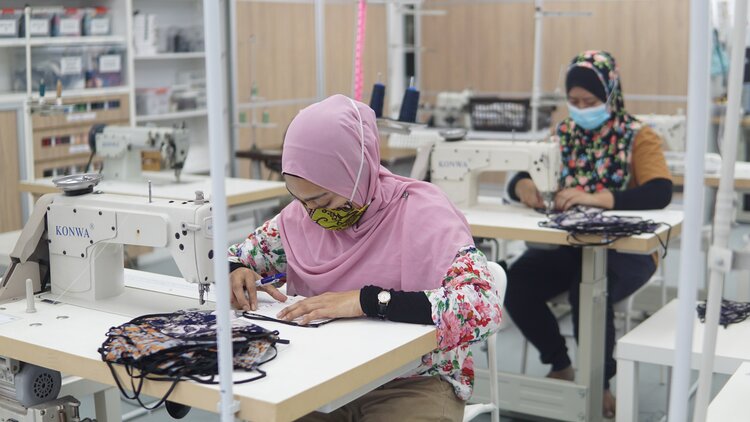 Keterangan gambar: Kakitangan Batik Boutique menjahit topeng muka untuk dijual di DestinationGOOD.com
