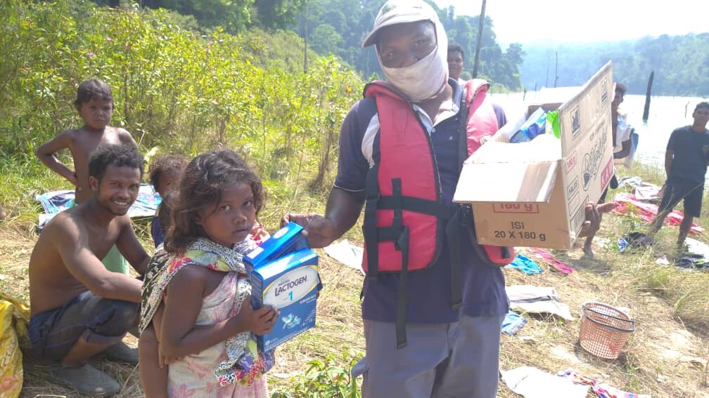 Keterangan Gambar: Yayasan Airasia Dengan Kerjasama Perbadanan Taman Negeri Perak Menyalurkan Bantuan Barangan Asas Kepada Komuniti Orang Asli.