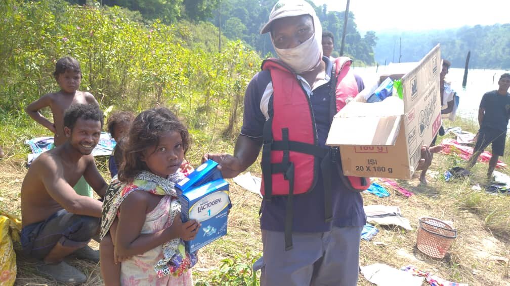 Keterangan gambar: Yayasan AirAsia dengan kerjasama Perbadanan Taman Negeri Perak menyalurkan bantuan barangan asas kepada komuniti Orang Asli.