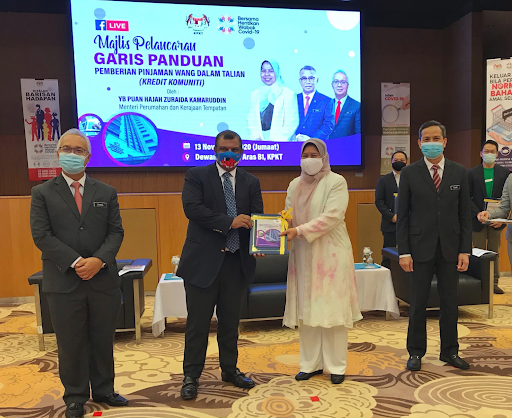 亚航集团首席执行员丹斯里Tony Fernandes代表BigPay从房屋及地方政府部部长YB Puan Zuraida Kamaruddin手中接获在线借贷准证。该典礼上星期五(11月13日)在布城举办。