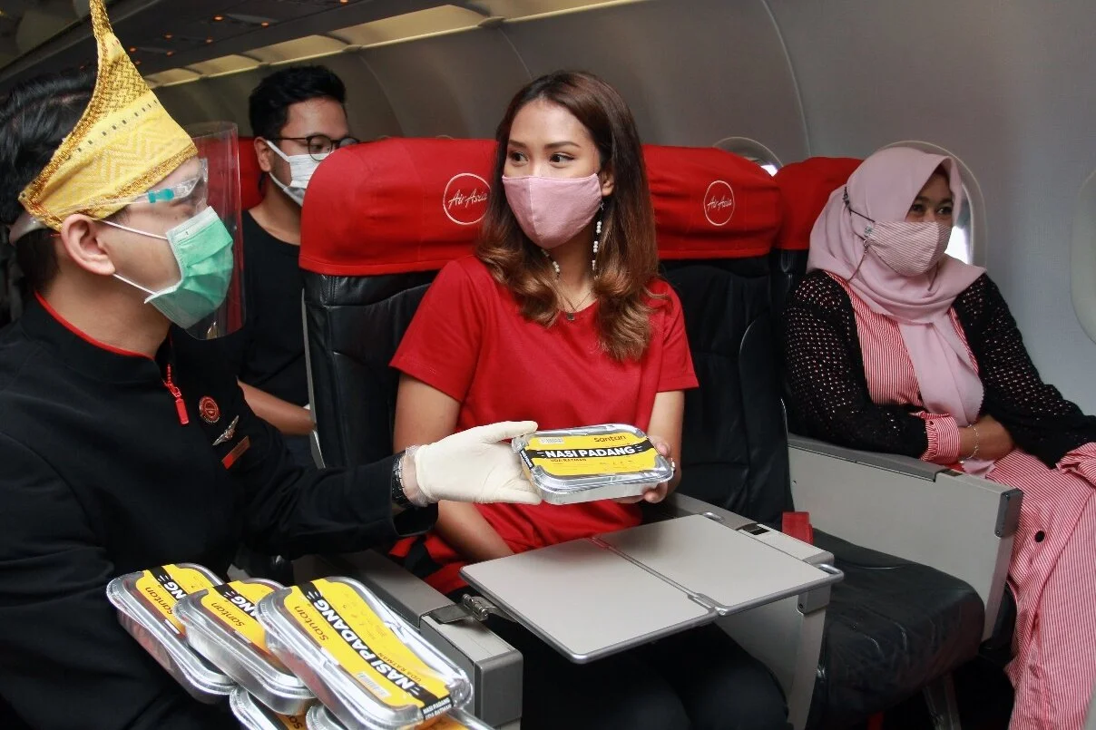 AirAsia bagi-bagi Nasi Padang di penerbangan perdana ke Padang