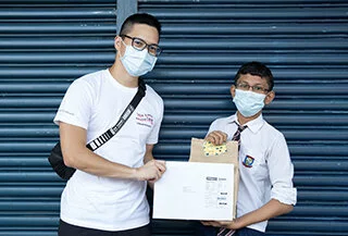 Teleport AirAsia membuat penghantaran khas kepada Graduan Dignity