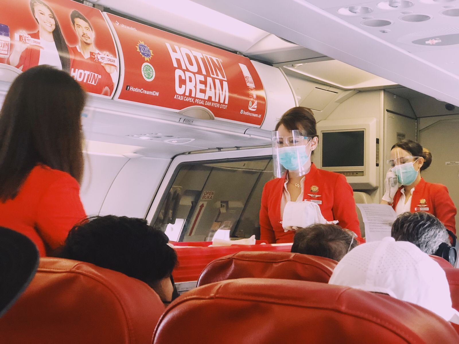 Kru AirAsia pada penerbangan QZ 7520 (3).jpeg