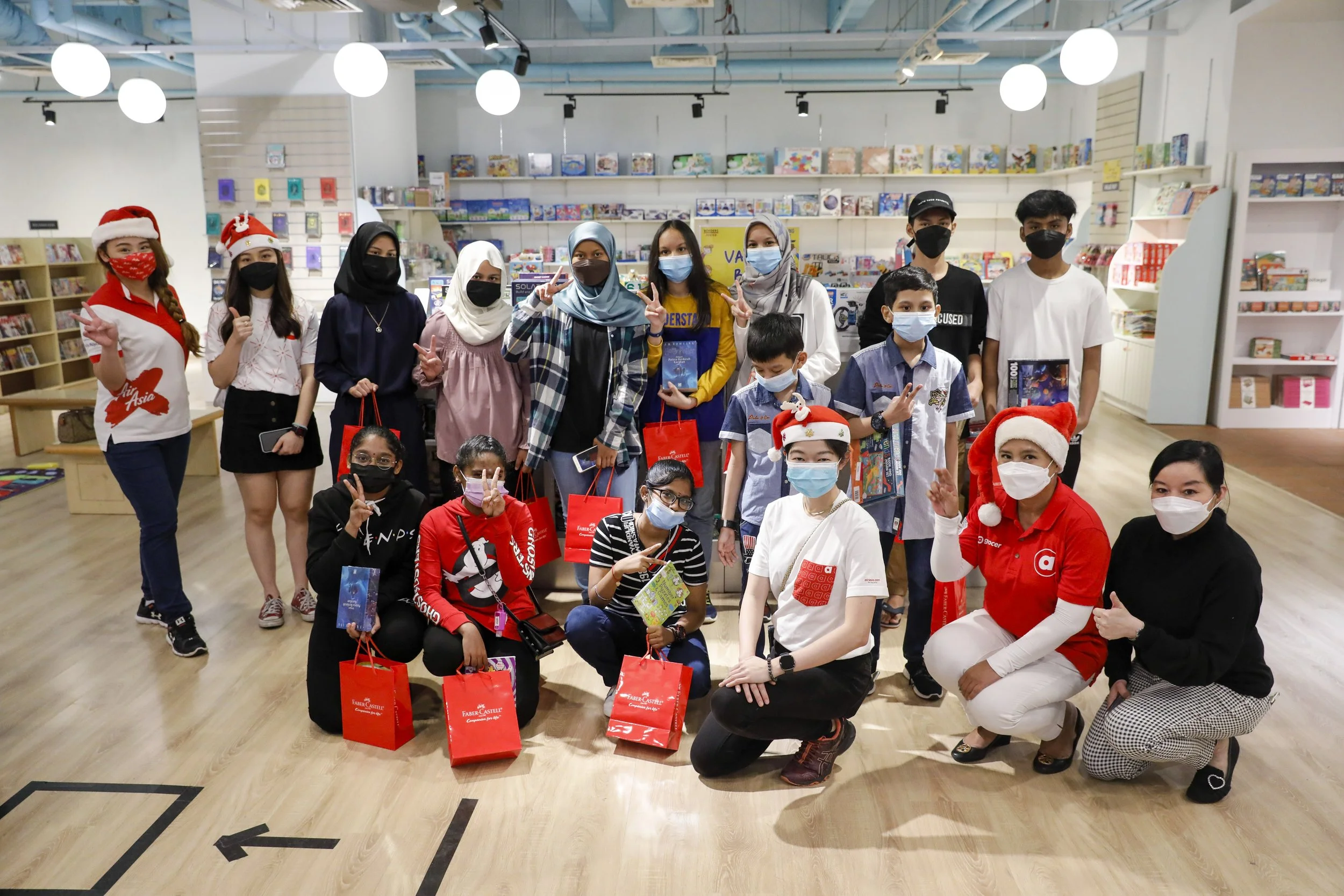 airasia grocer与孩子们一起庆祝圣诞节