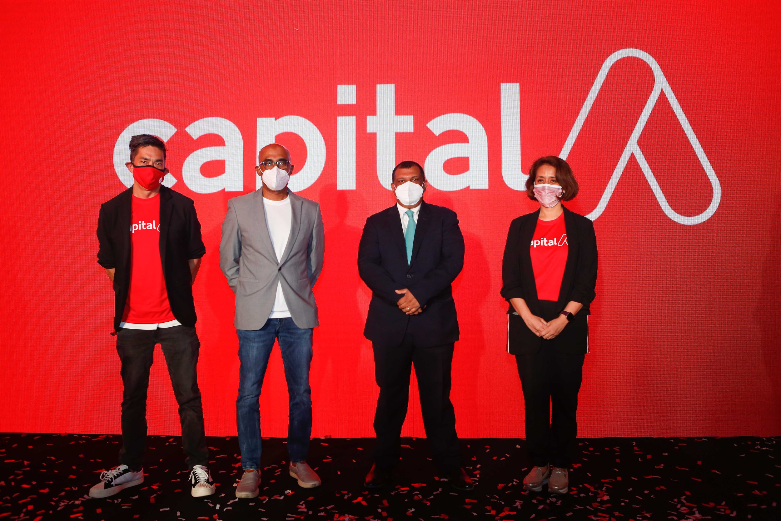  图片说明：（左二）Capital A 总裁（商业）兼 AirAsia Digital Sdn Bhd 首席执行官 Colin Currie； Capital A总裁（航空）兼亚航航空有限公司集团首席执行官 Bo Lingam； Capital A 首席执行员Tan Sri Tony Fernandes； Capital A 总裁（风险投资）兼 Redbeat Capital Inc 首席执行官 Aireen Omar 今天在吉隆坡宣布 Capital A 媒体活动。 
