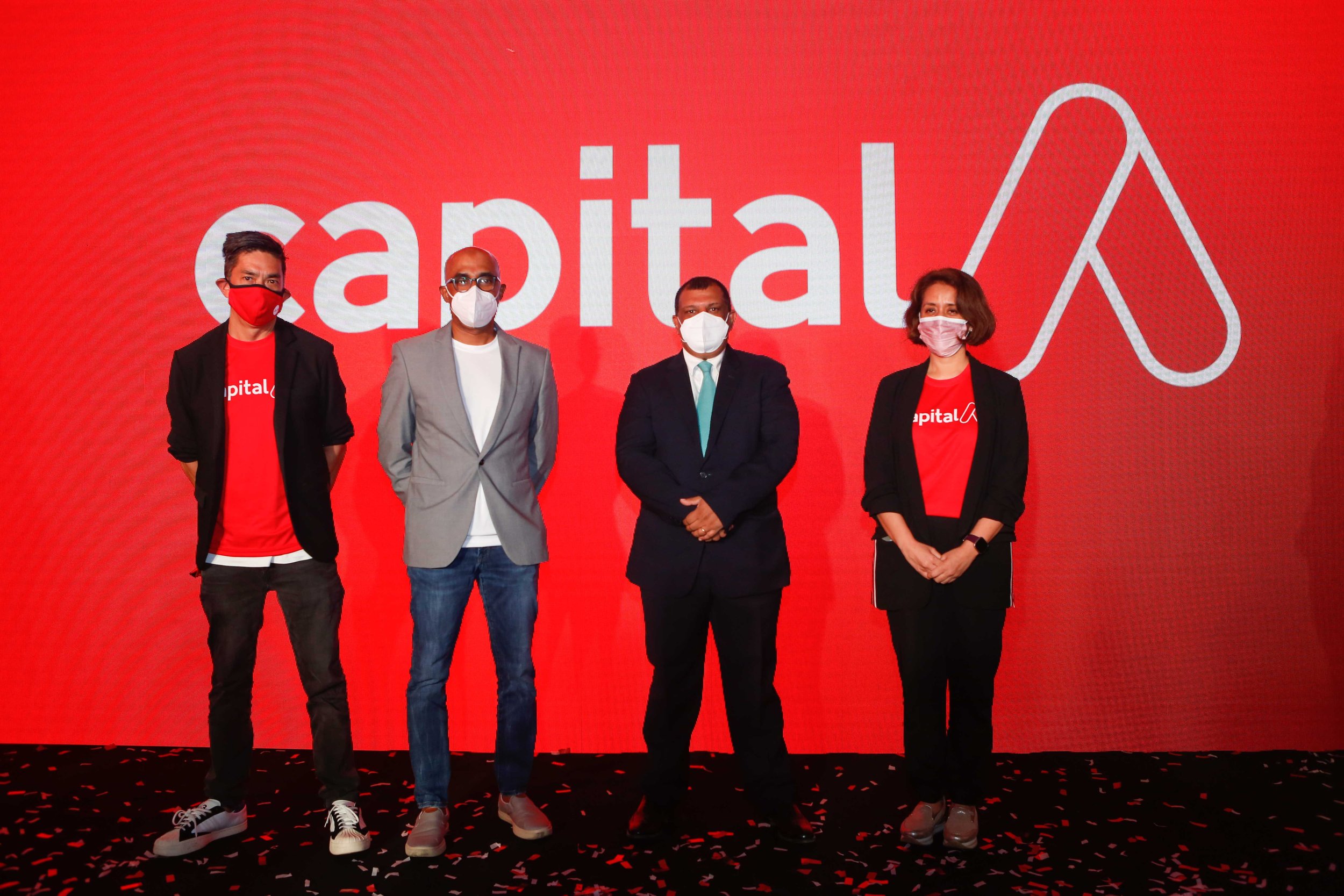 图片说明:(左二)Capital A 总裁(商业)兼 AirAsia Digital Sdn Bhd 首席执行官 Colin Currie; Capital A总裁(航空)兼亚航航空有限公司集团首席执行官 Bo Lingam; Capital A 首席执行员Tan Sri Tony Fernandes; Capital A 总裁(风险投资)兼 Redbeat Capital Inc 首席执行官 Aireen Omar 今天在吉隆坡宣布 Capital A 媒体活动。