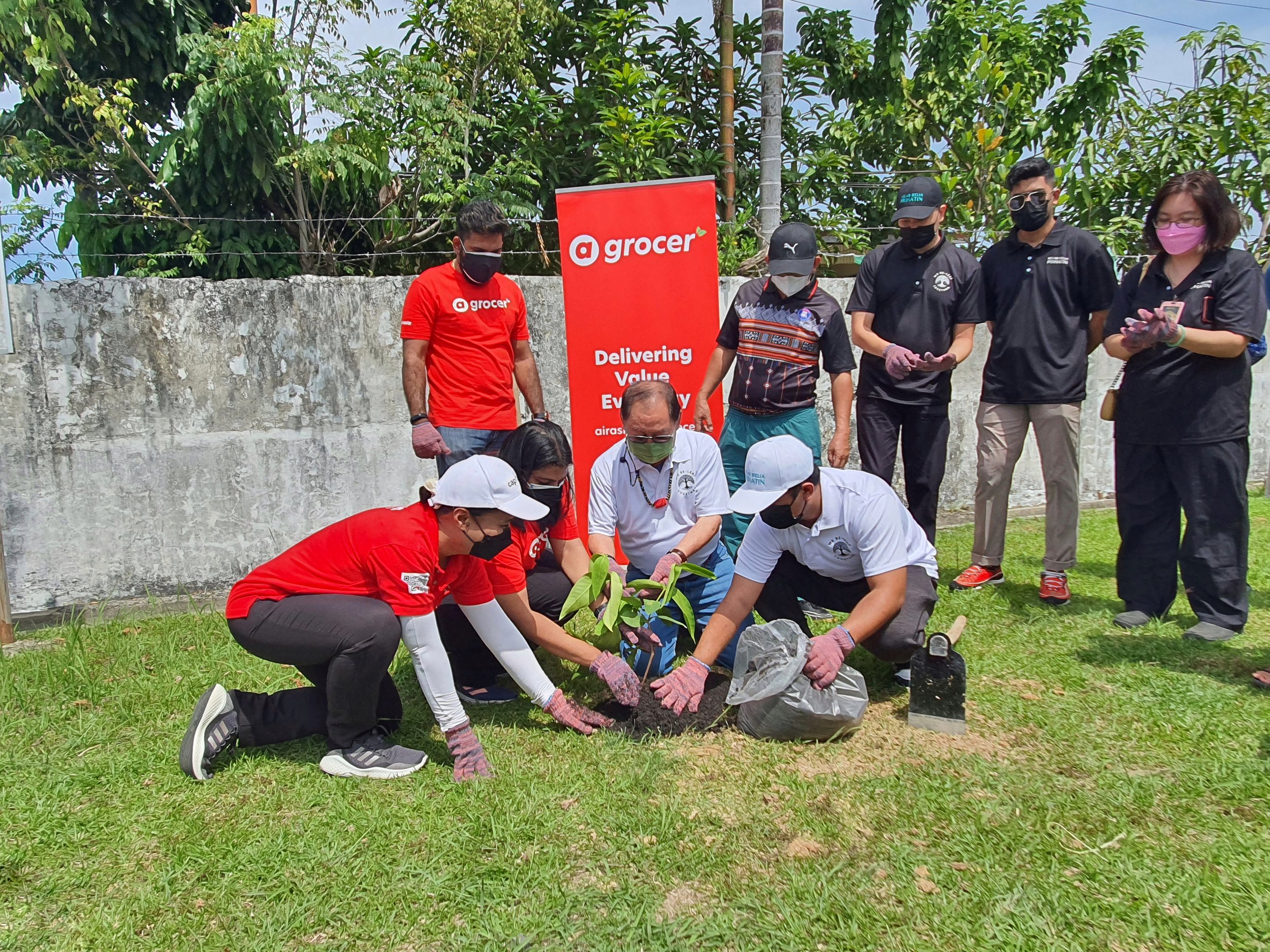   Photo Caption: (Middle)&nbsp; YB Datuk Seri Panglima Dr. Jeffrey G. Kitingan, Deputy Chief Minister ll cum Agriculture and Fishery Minister of Sabah and airasia grocer Chief Operating Officer, Lalitha Sivanaser together with volunteers from Kelab B