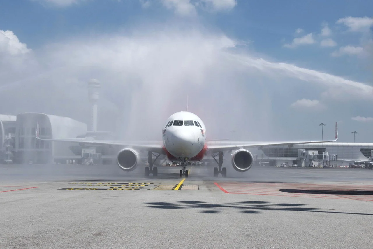 AirAsia sambut pelancong antarabangsa sempena pembukaan semula sempadan hari ini