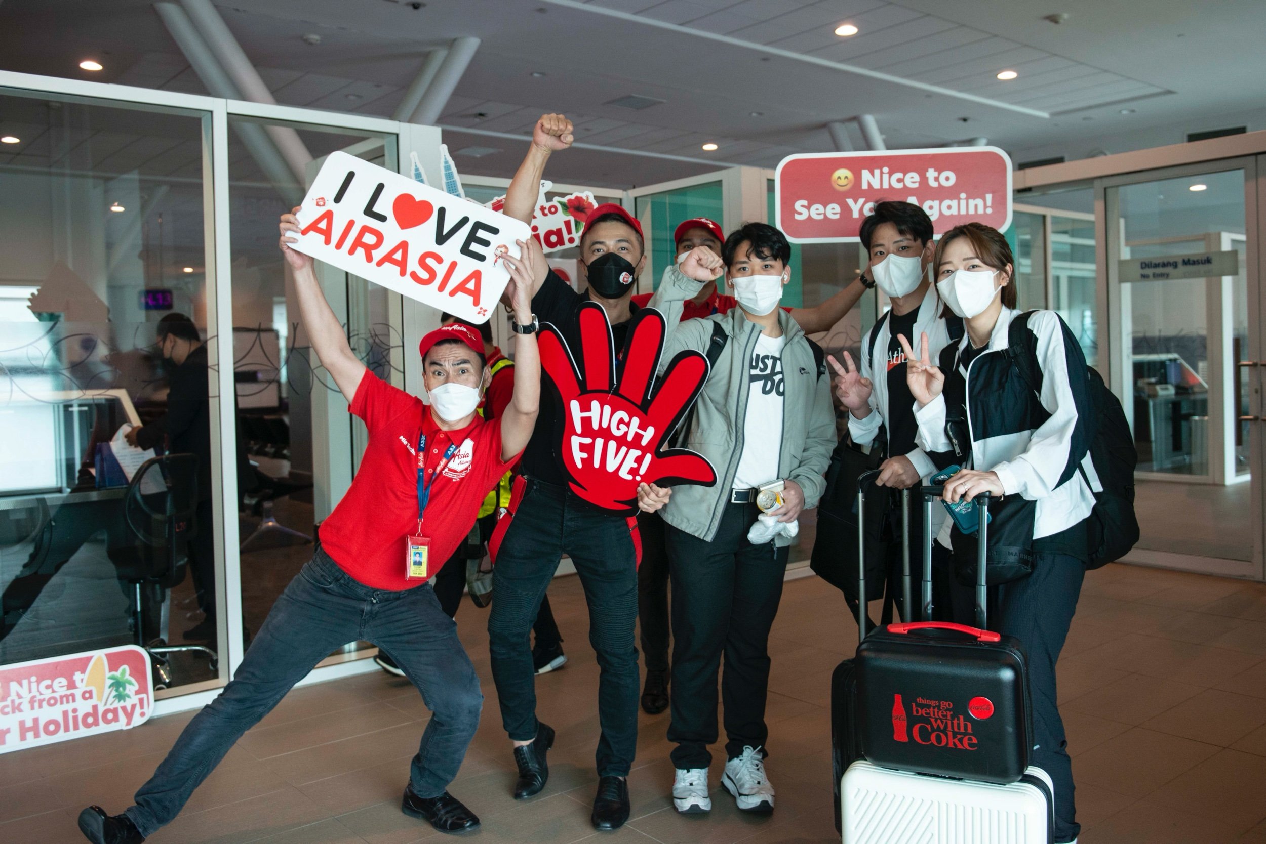  Keterangan Gambar: Para tetamu dari Incheon (Seoul) disambut meriah oleh AirAsia X di Lapangan Terbang Antarabangsa Kuala Lumpur (klia2) hari ini. 