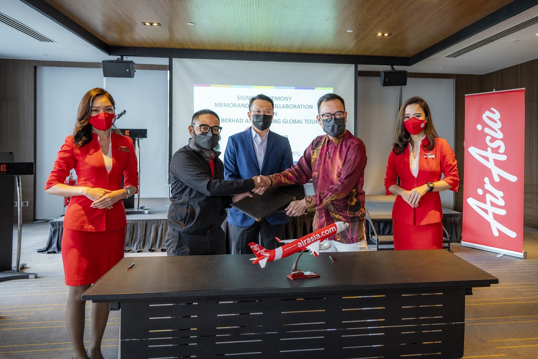 Photo Caption: (From left) Riad Asmat, AirAsia Malaysia CEO and Ooi Chok Yan, Penang Global Tourism CEO, exchanging the Memorandum of Collaboration witnessed by YB Yeoh Soon Hin, Penang state EXCO for Tourism and Creative Economy (PETACE) at G Hotel
