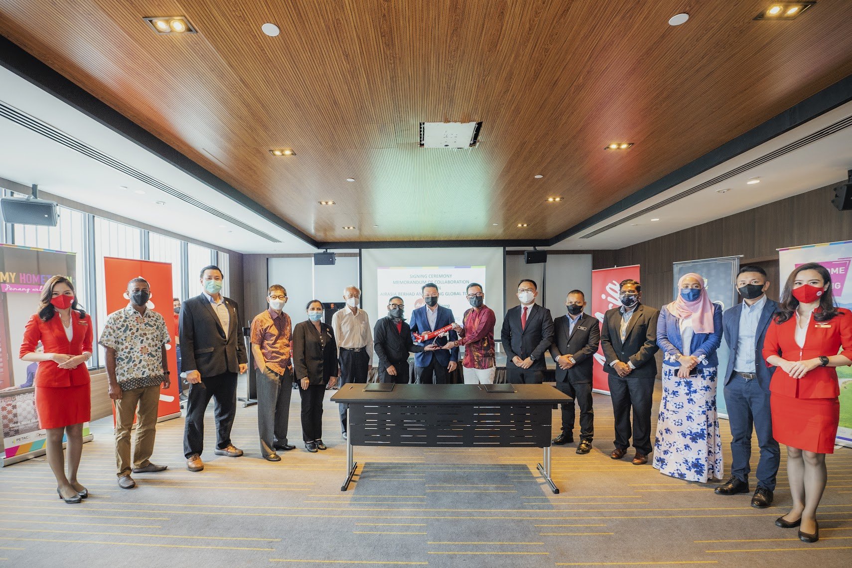 Photo Caption: (Middle) Riad Asmat, AirAsia Malaysia CEO; Ooi Chok Yan, Penang Global Tourism CEO; and YB Yeoh Soon Hin, Penang state EXCO for Tourism and Creative Economy (PETACE) together with the travel and tourism industry players at the signing