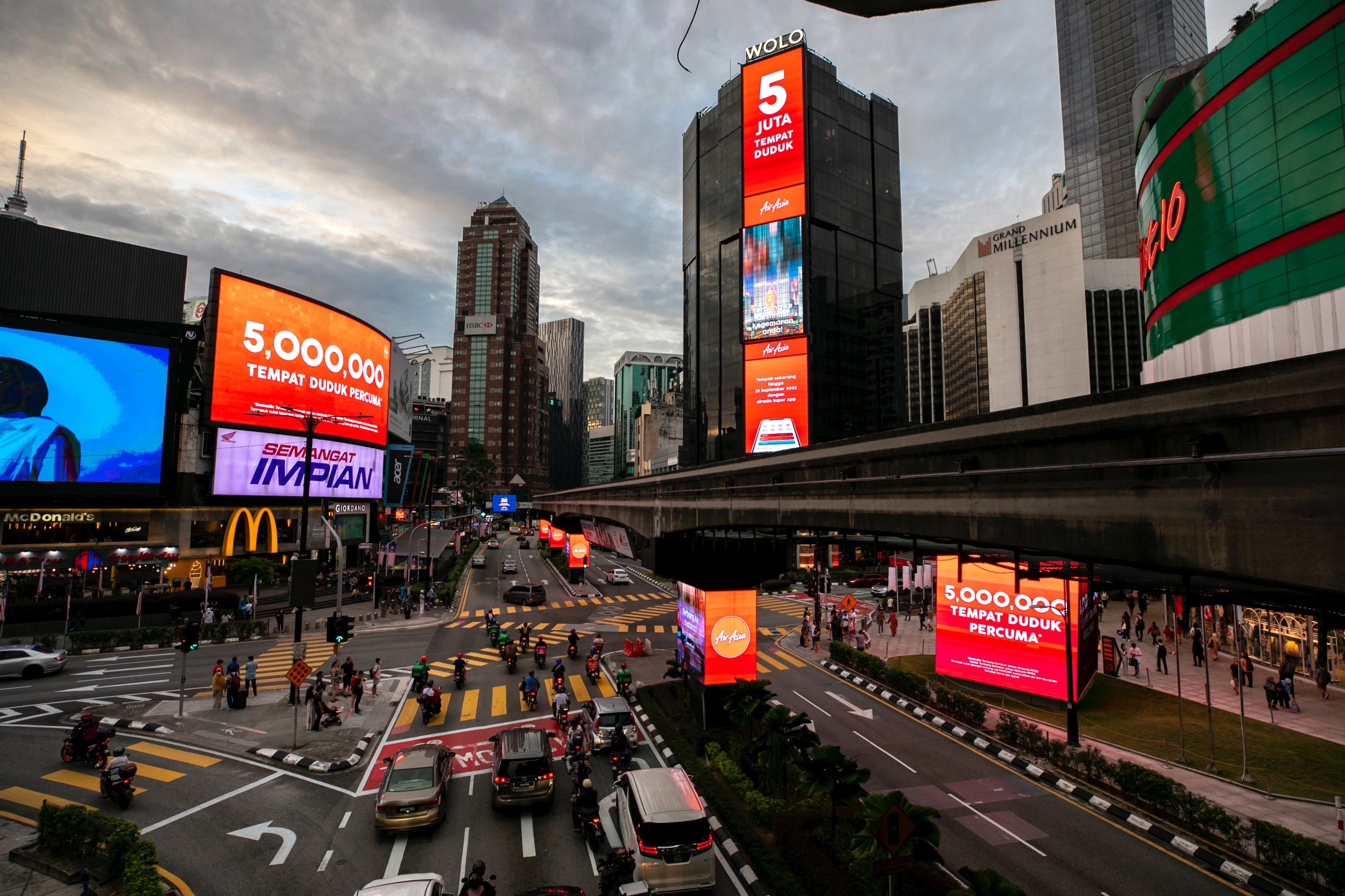  Keterangan Gambar: AirAsia mewarnai Kuala Lumpur! Jualan Tempat Duduk PERCUMA AirAsia dipaparkan di Bukit Bintang, Kuala Lumpur untuk meraikan jualan itu. Lebih banyak aktiviti menyeronokkan akan berlangsung di sekitar bandar pada hujung minggu ini!