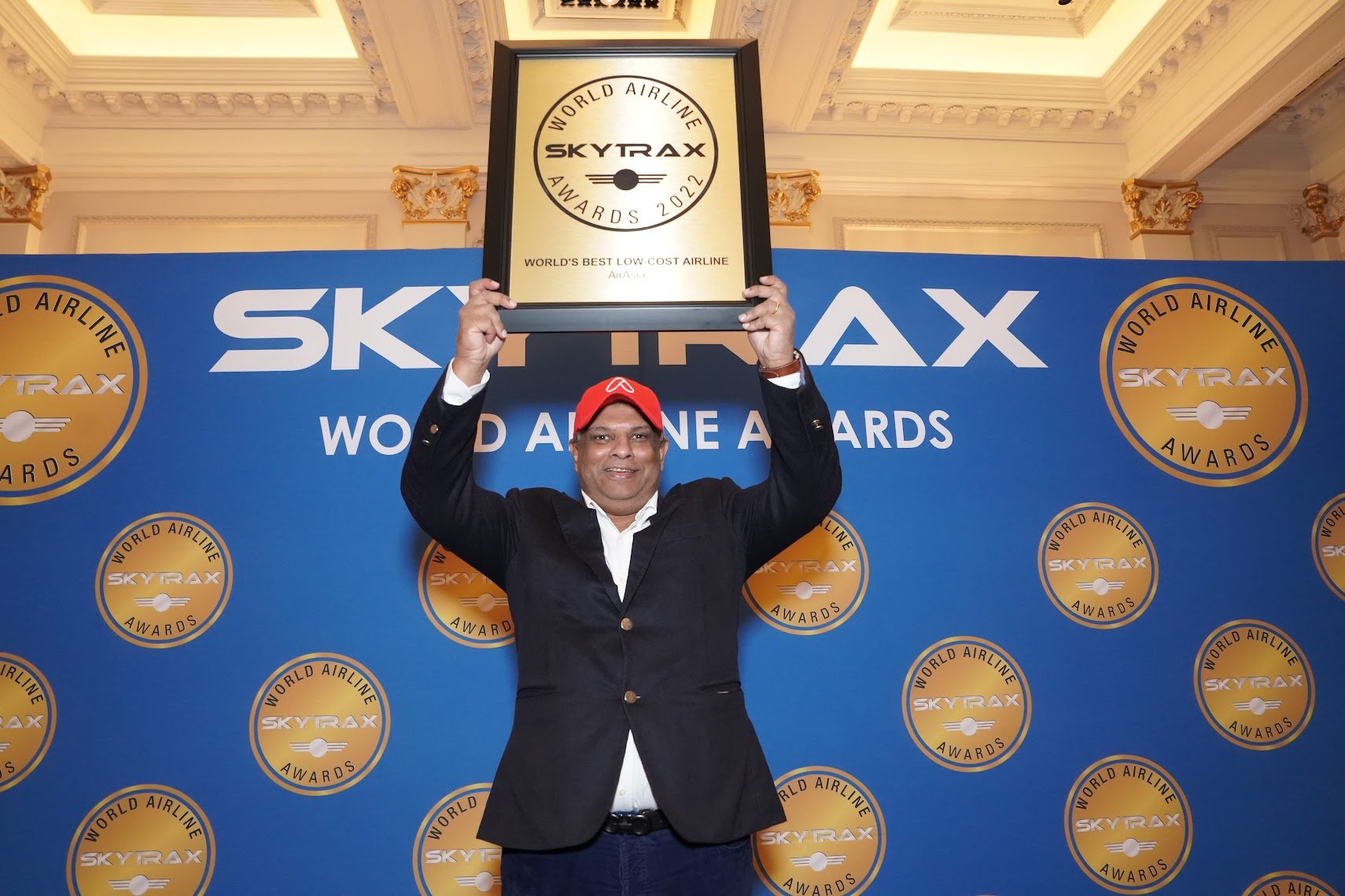  Keterangan Gambar: Ketua Pegawai Eksekutif Capital A, Tan Sri Tony Fernandes menerima anugerah Skytrax untuk AirAsia buat kali ke-13 berturut-turut di Hotel Langham, London pada hari Jumaat. 