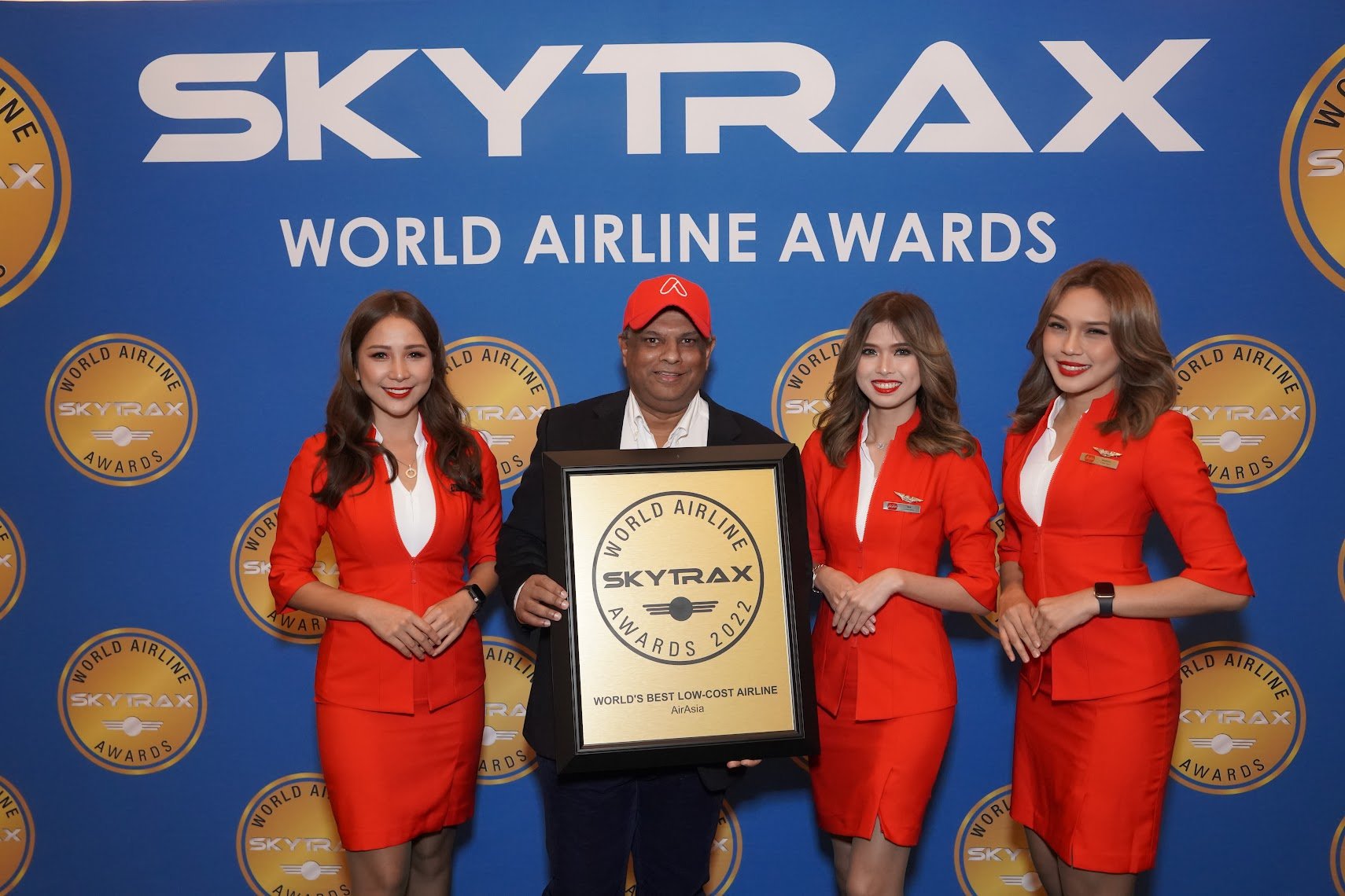  Keterangan Gambar: Ketua Pegawai Eksekutif Capital A, Tan Sri Tony Fernandes bersama-sama kru kabin AirAsia menerima anugerah Skytrax untuk AirAsia buat kali ke-13 berturut-turut di Hotel Langham, London pada hari Jumaat. 