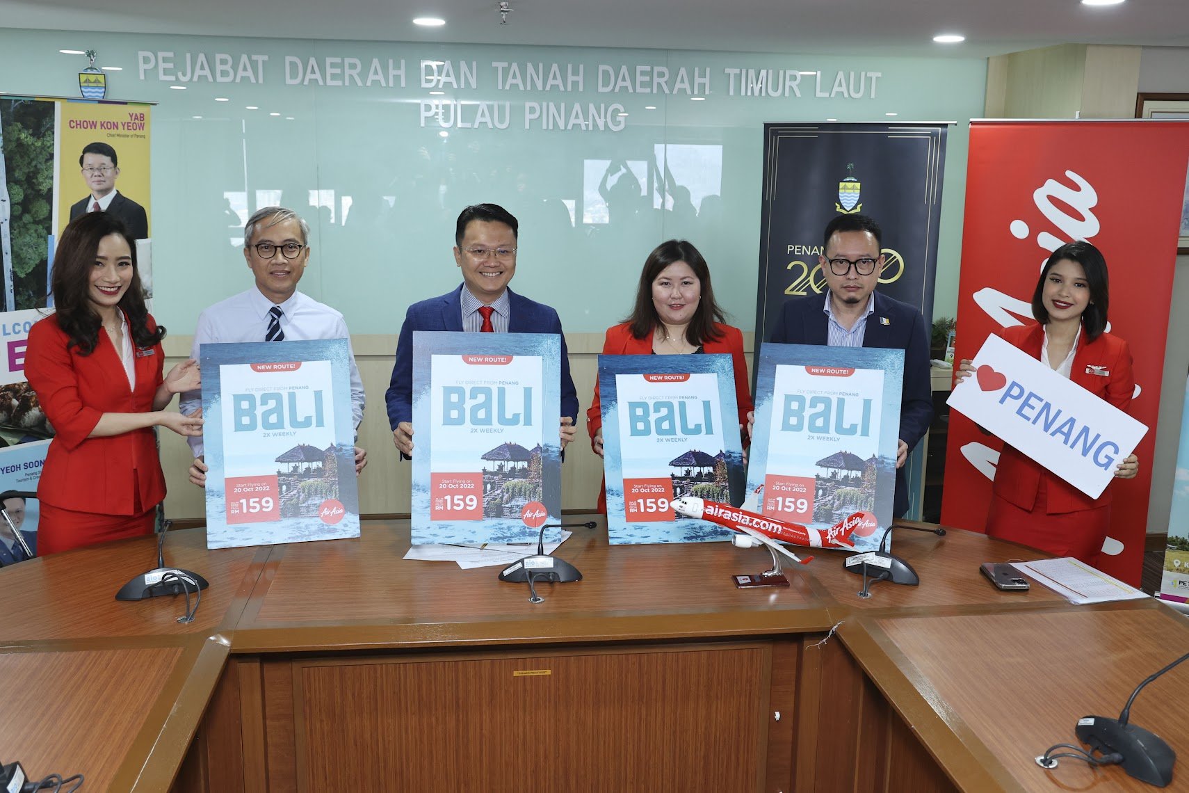   Photo Caption:  (From left) His Excellency Mr Bambang Suharto, the Consul General of the Republic of Indonesia in Penang; YB Yeoh Soon Hin, Penang state EXCO for Tourism and Creative Economy; Liyana Mahizzan, Head of Commercial AirAsia Malaysia; an