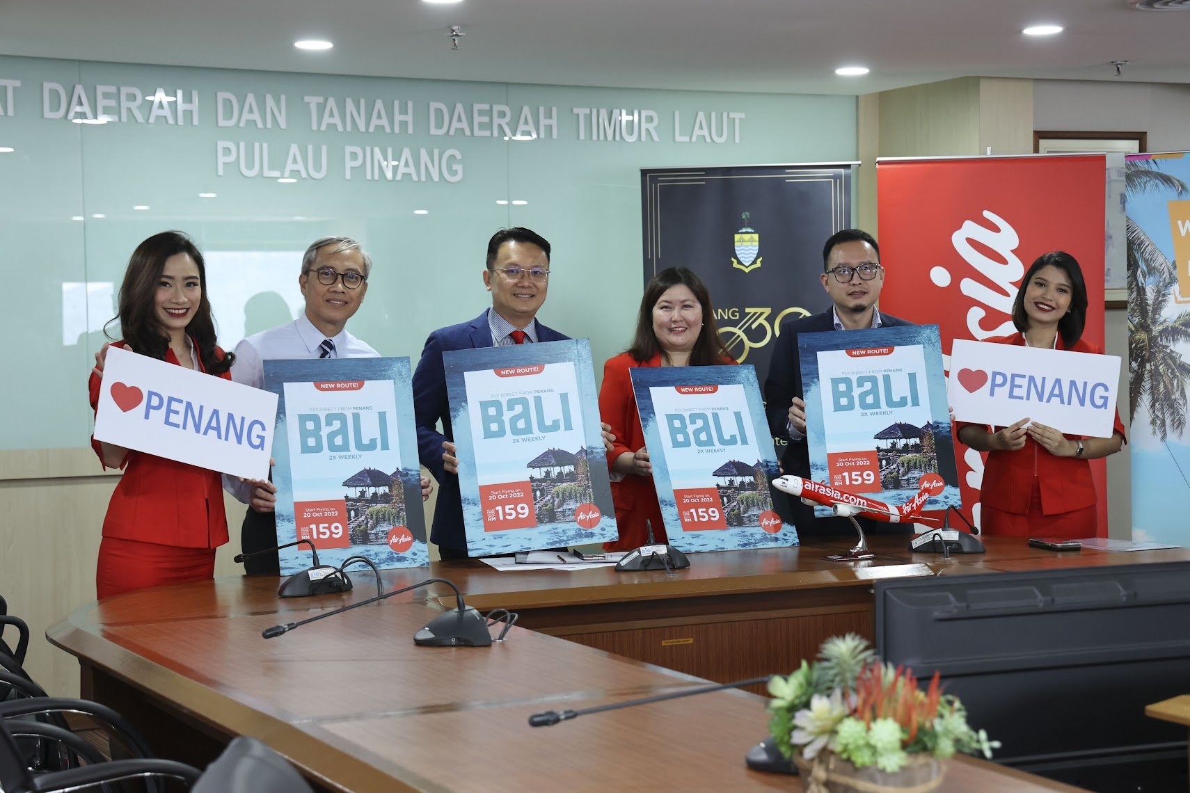 Keterangan Gambar: (Dari kiri) Tuan Yang Terutama Bambang Suharto, Konsul Jeneral Republik Indonesia di Pulau Pinang; YB Yeoh Soon Hin, EXCO Pelancongan dan Ekonomi Kreatif Negeri Pulau Pinang; Liyana Mahizzan, Ketua Komersial AirAsia Malaysia; da