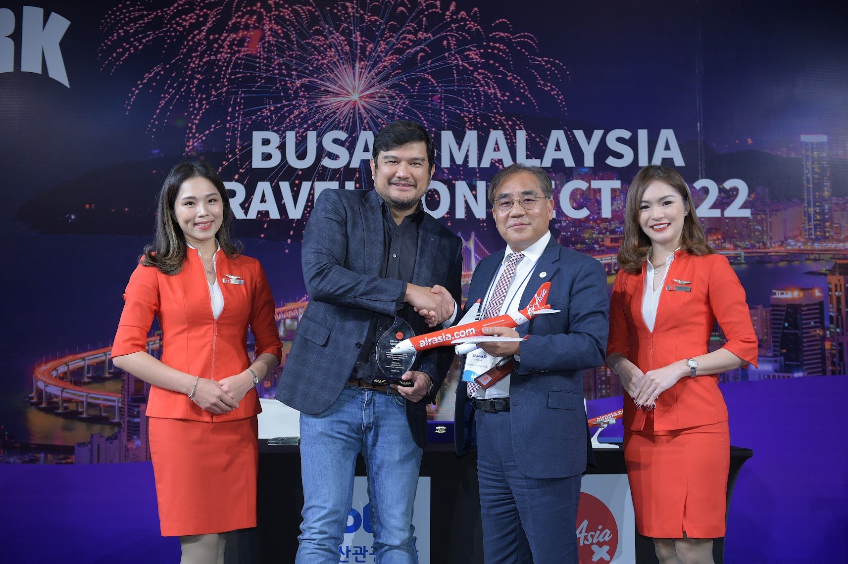  Keterangan Gambar: Ketua Pegawai Eksekutif AirAsia X Benyamin Ismail dan Presiden BTO Jung-Sil Lee di majlis tandatangan MoU antara AAX dan BTO di Pavilion Hotel Kuala Lumpur. 