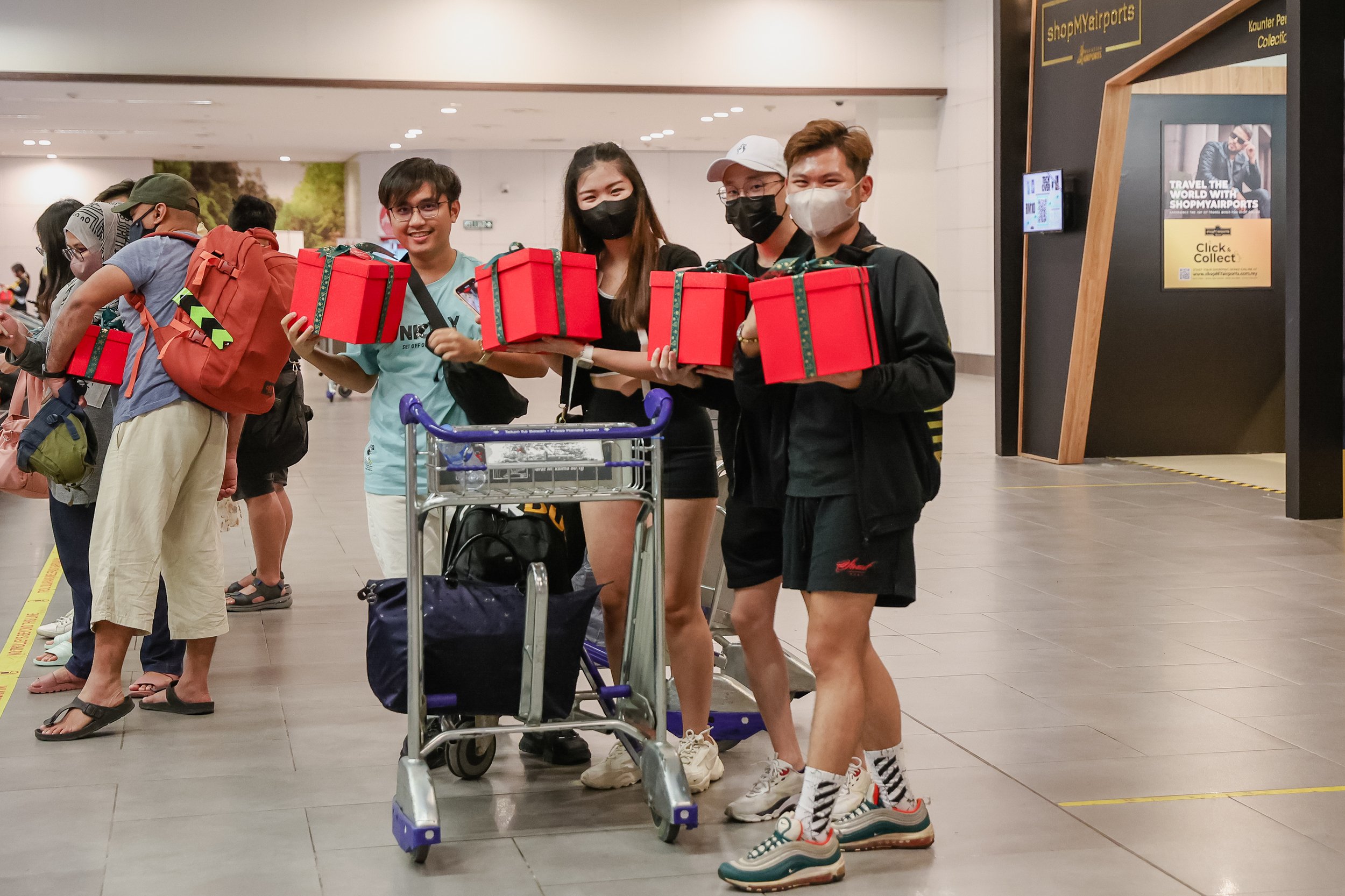   Para tetamu AirAsia tidak menyangka akan menerima hadiah semasa mengambil bagasi mereka  