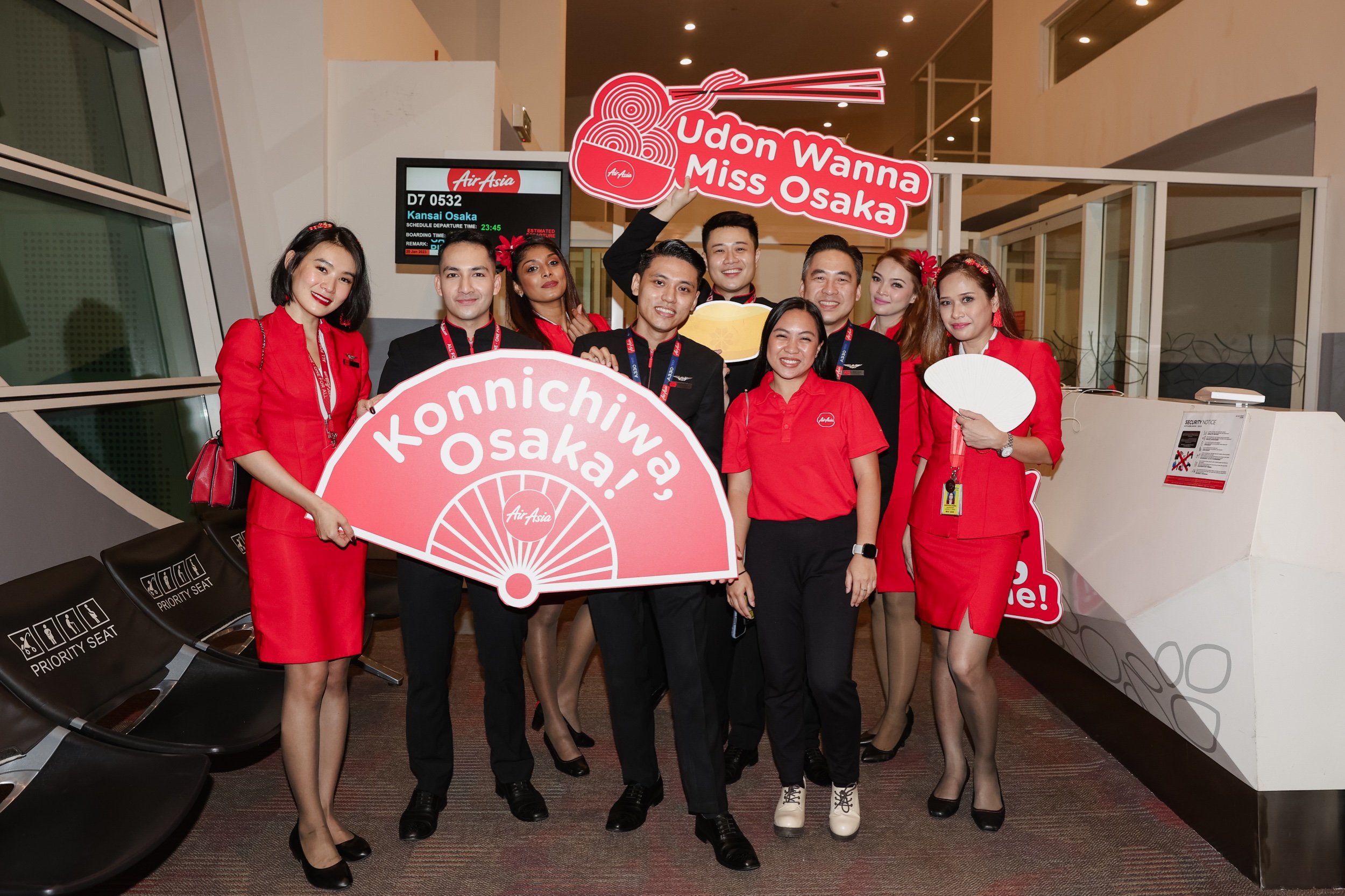  Keterangan Gambar: (Empat dari kiri) Allenie Ccam, Ketua Komersial bersama-sama kru kabin AirAsia X meraikan penerbangan sulung AAX dari Kuala Lumpur ke Osaka di klia2. 