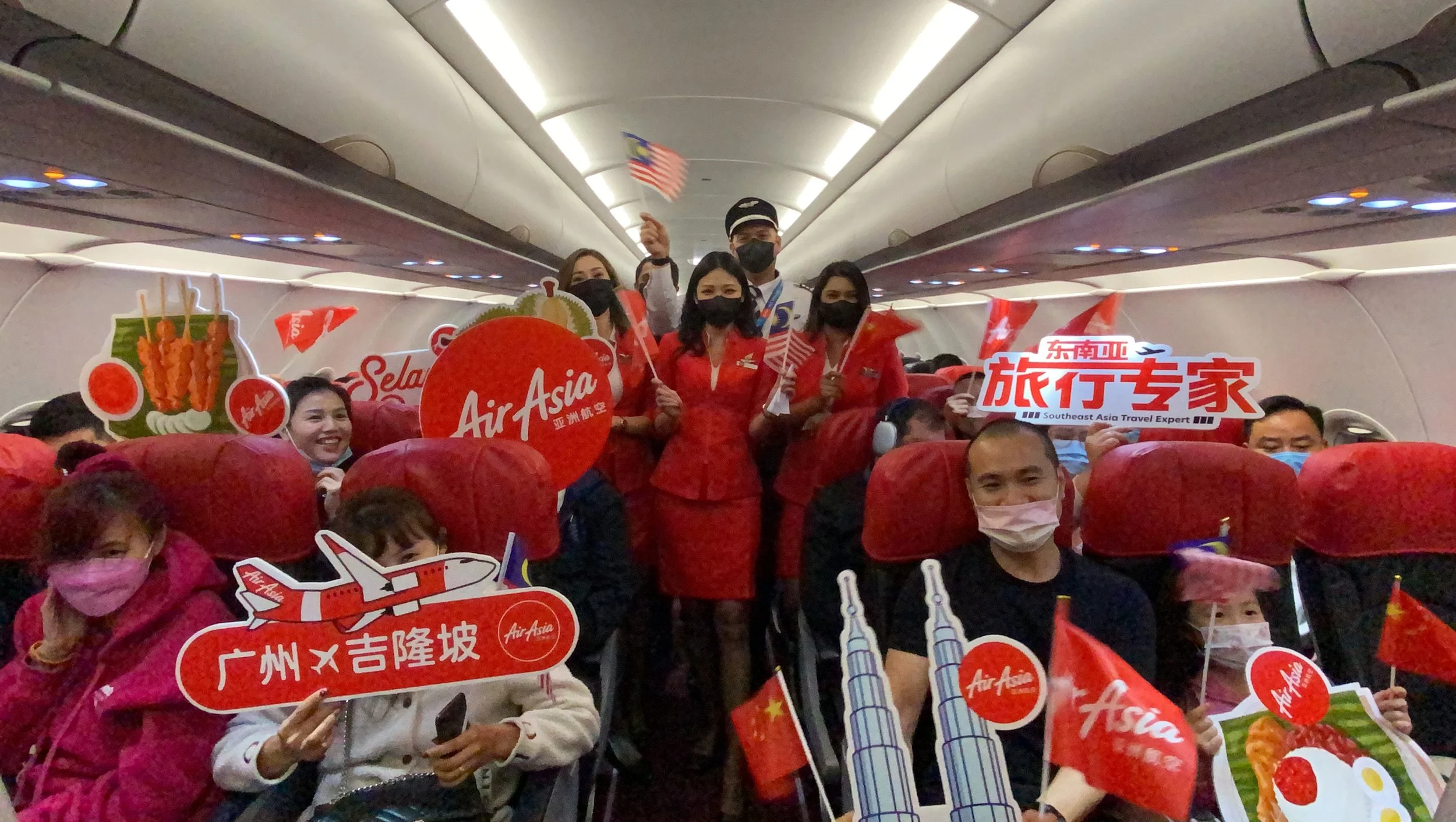  图片说明：亚航于 2023 年 2 月 11 日庆祝首航恢复广州飞往吉隆坡的服务，该航班达到高载客率。 