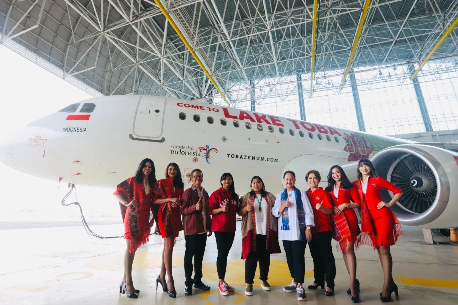 Indonesia AirAsia bersama Tobatenun, BPODT, dan InJourney wujudkan komitmen dukung pariwisata melalui livery pesawat bertema Danau Toba