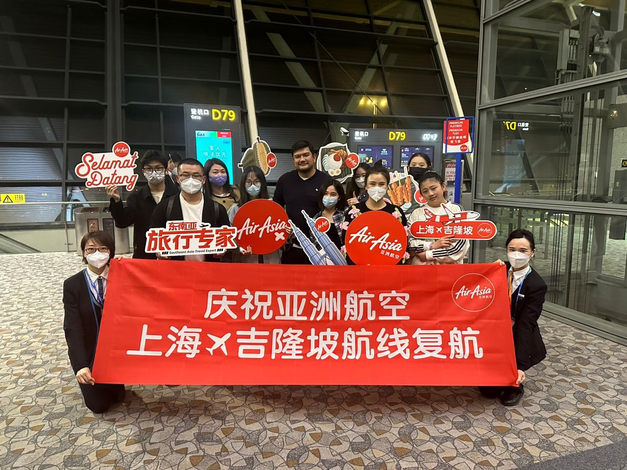 Photo Caption: (Middle) AirAsia X CEO Benyamin Ismail with AirAsia X guests travelling from Shanghai to Kuala Lumpur at Shanghai Pudong International Airport earlier today.