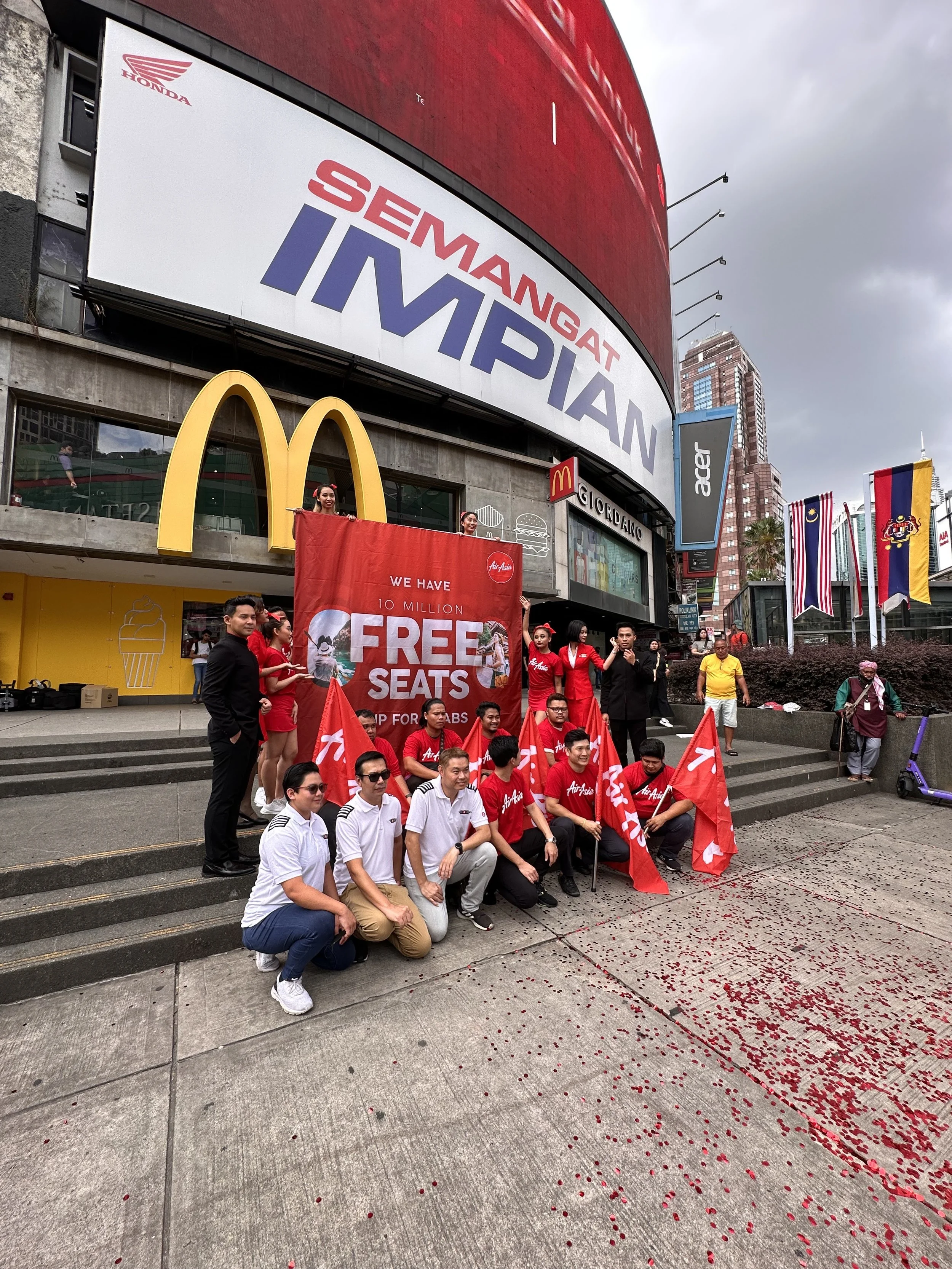   [Keterangan gambar: AirAsia mewarnai kota raya Kuala Lumpur dengan warna merah]  