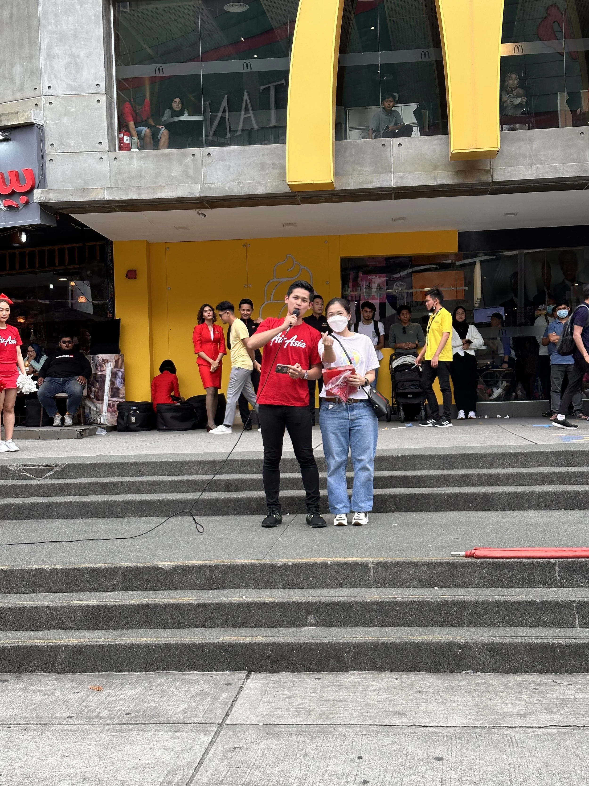   [Keterangan gambar: AirAsia mewarnai kota raya Kuala Lumpur dengan warna merah]  