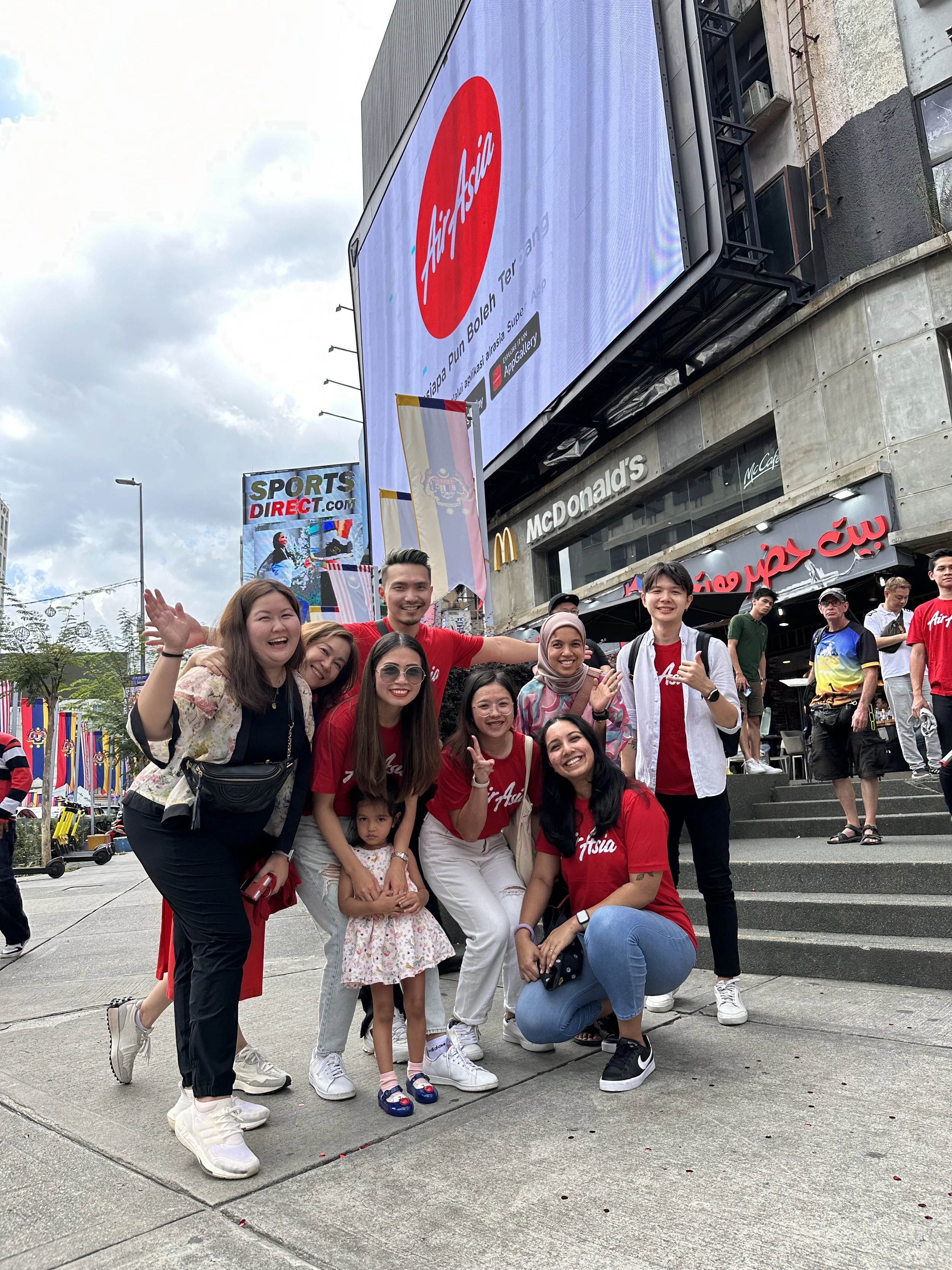   [Keterangan gambar: AirAsia mewarnai kota raya Kuala Lumpur dengan warna merah]  