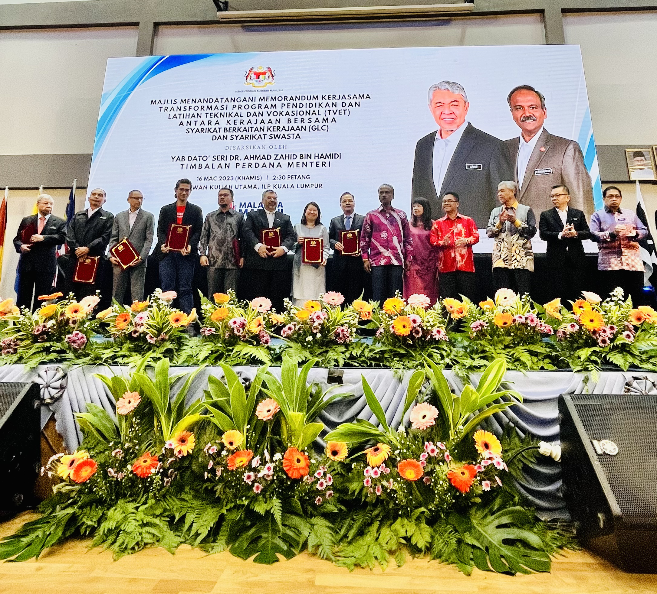   Photo caption:  A total 10 government-linked and private companies including  airasia academy  signed the Memorandum of Cooperation (MOC) on Technical and Vocational Education and Training (TVET) with the Ministry of Human Resources. 