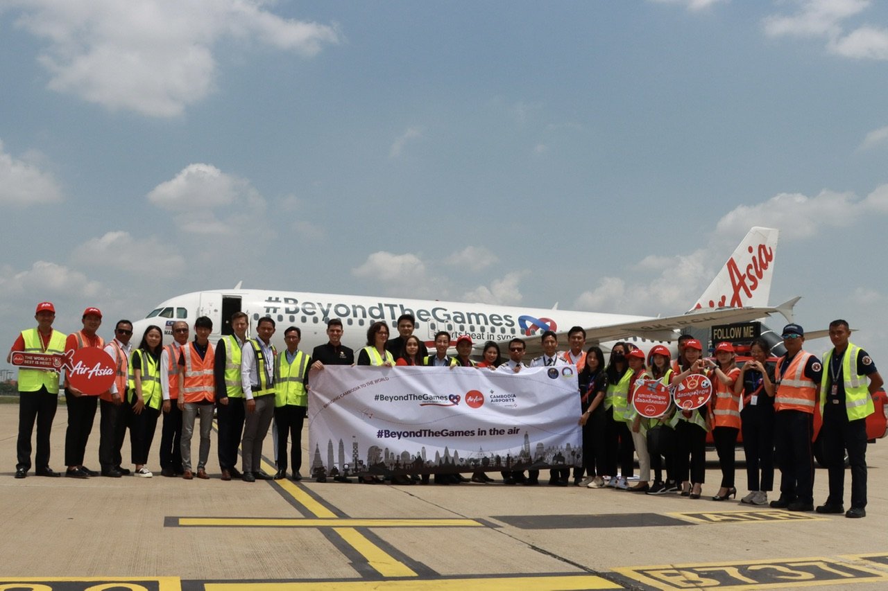 ตัวแทนของแอร์เอเชียและสหพันธ์เยาวชนแห่งกัมพูชา (UYFC) ในการเปิดตัว AirAsia #BeyondTheGames Livery ณ ท่าอากาศยานนานาชาติพนมเปญวันนี้
