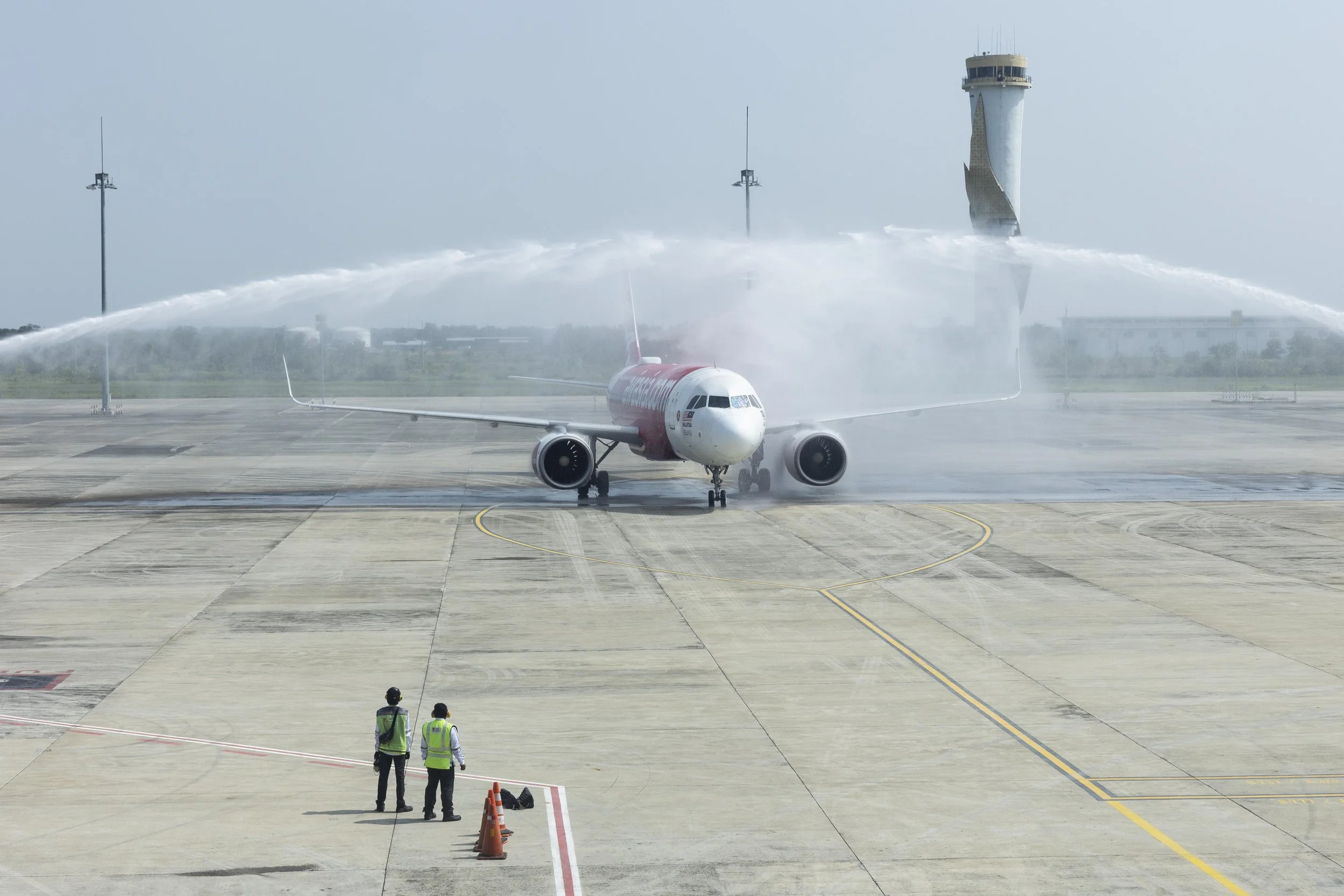 Penerbangan Perdana AirAsia dari Kuala Lumpur ke Kertajati Resmi Mengudara, Menghubungkan Lebih Banyak Wisatawan ke Jawa Barat yang Kaya akan Budaya