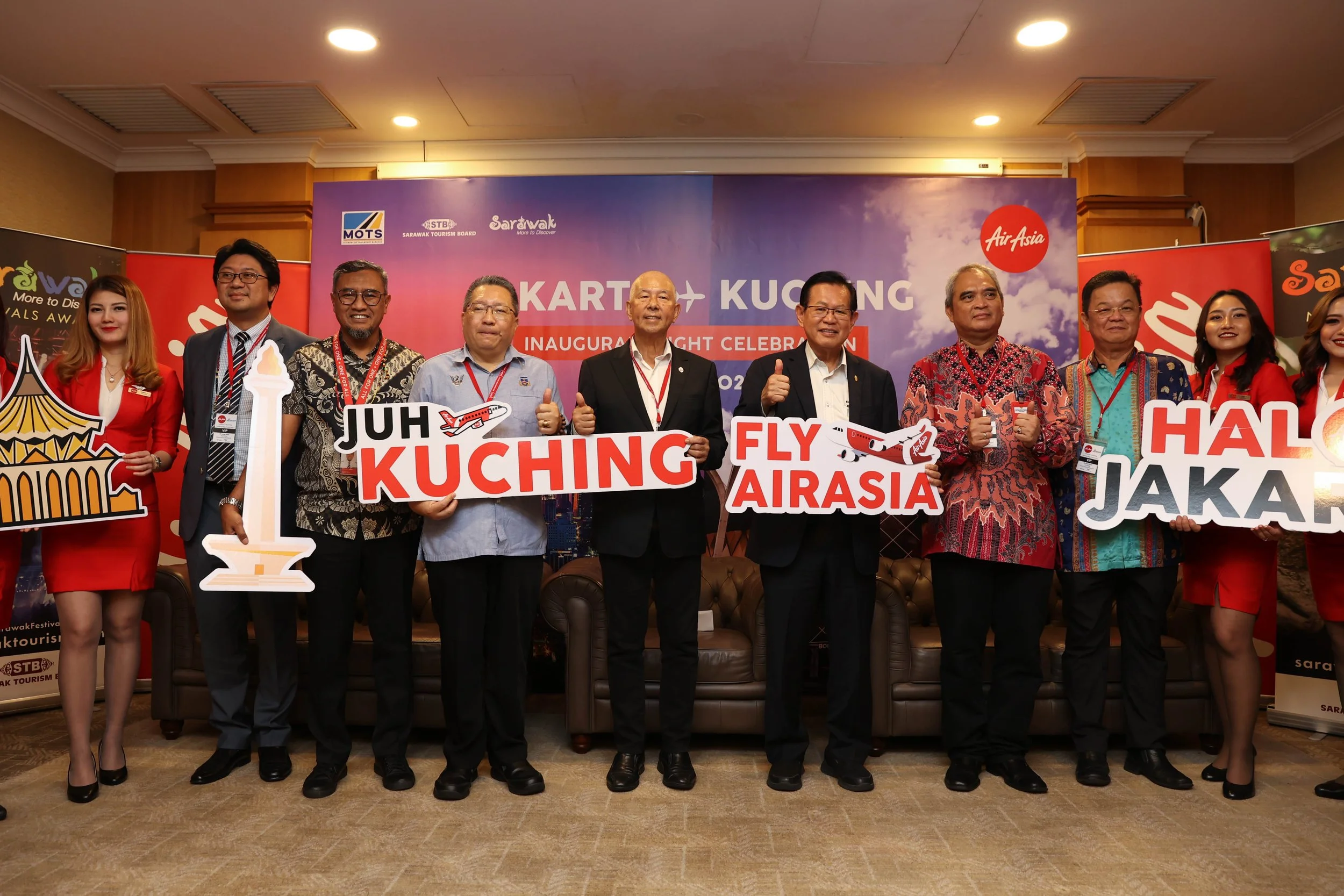 Terbang Tinggi! AirAsia Rayakan Penerbangan Perdana  dari Jakarta ke Kuching