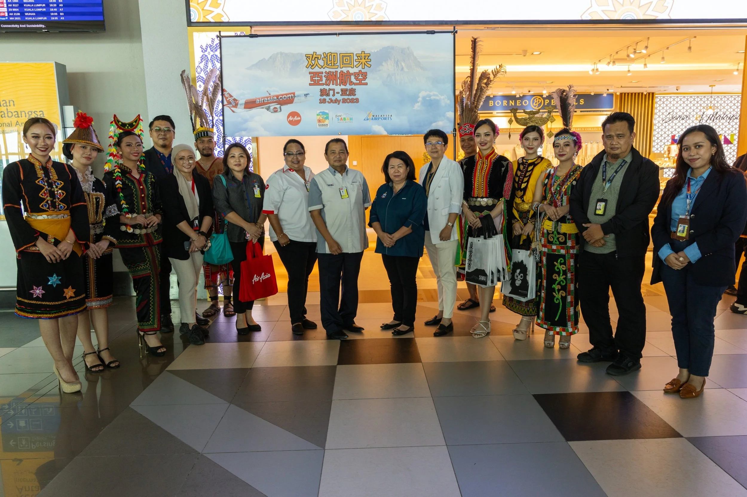 Keterangan Gambar: (Lapan dari kiri) Vijaya Priya, Ketua Jabatan Perhubungan Kerajaan, AirAsia; Dato’ Dr Ammar Abd Ghapar, Ketua Pengarah Pelancongan Malaysia; Puan Mary Malangkil, Timbalan Setiausaha Tetap Kementerian Pelancongan, Kebudayaan &