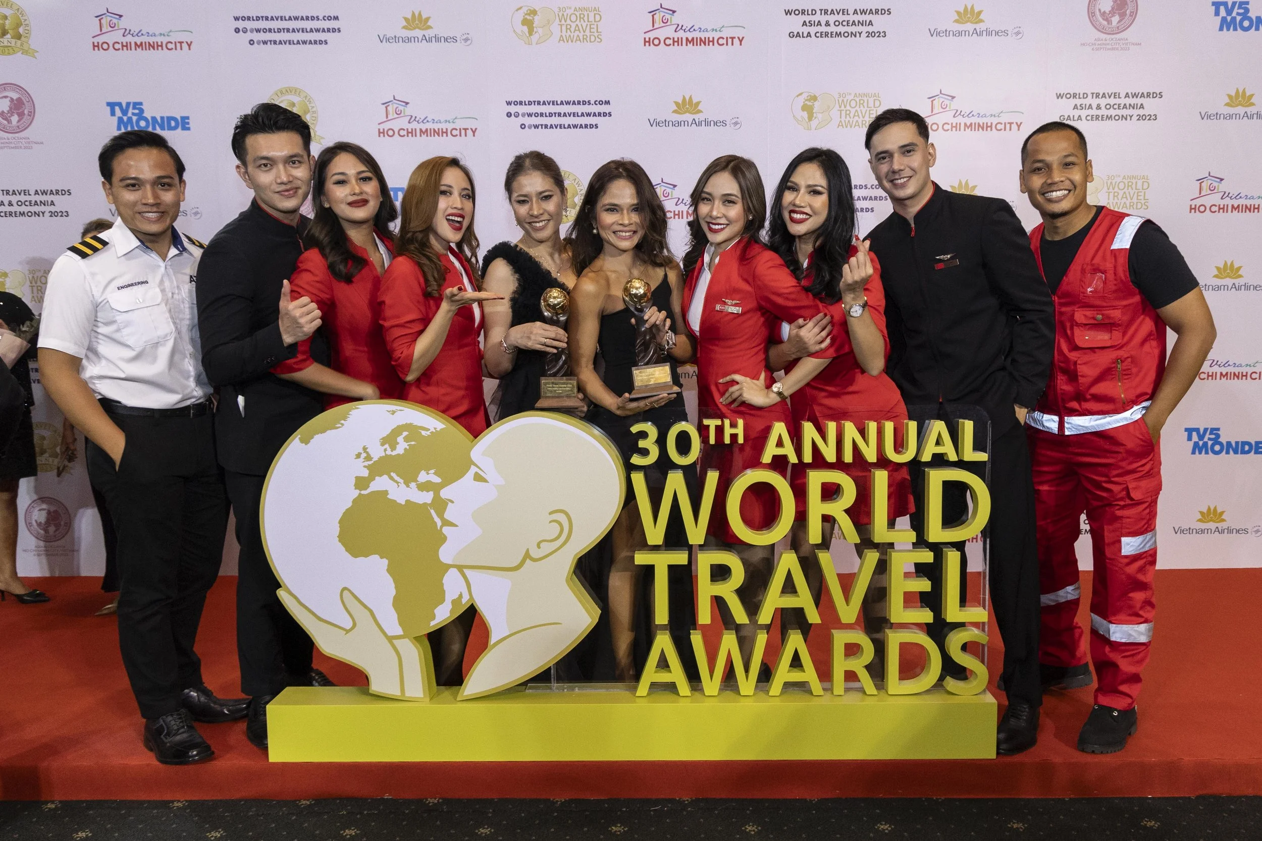 (Dari kiri) Suhaila Hassan, Ketua Kru Kabin Kumpulan AirAsia, Intan Shahira, Ketua Pegawai Sumber Manusia AirAsia (Syarikat Penerbangan) bersama AirAsia Allstars di majlis anugerah World Travel Awards Asia di Ho Chi Minh City, Vietnam