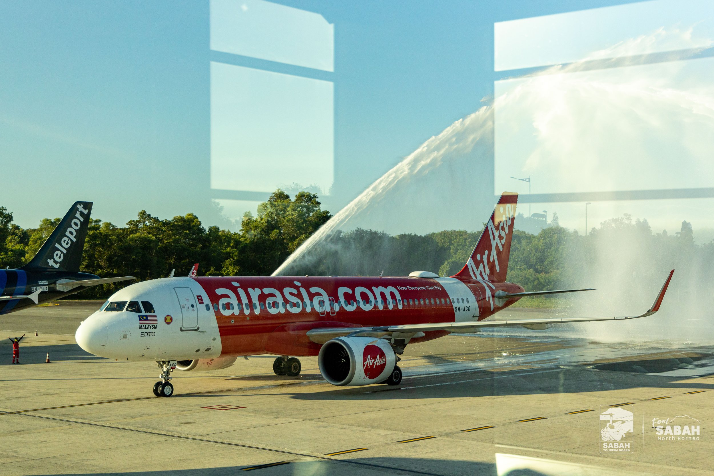 AirAsia celebrates first inaugural flight in the Dragon Year from Kota Kinabalu to Shanghai with 100% load
