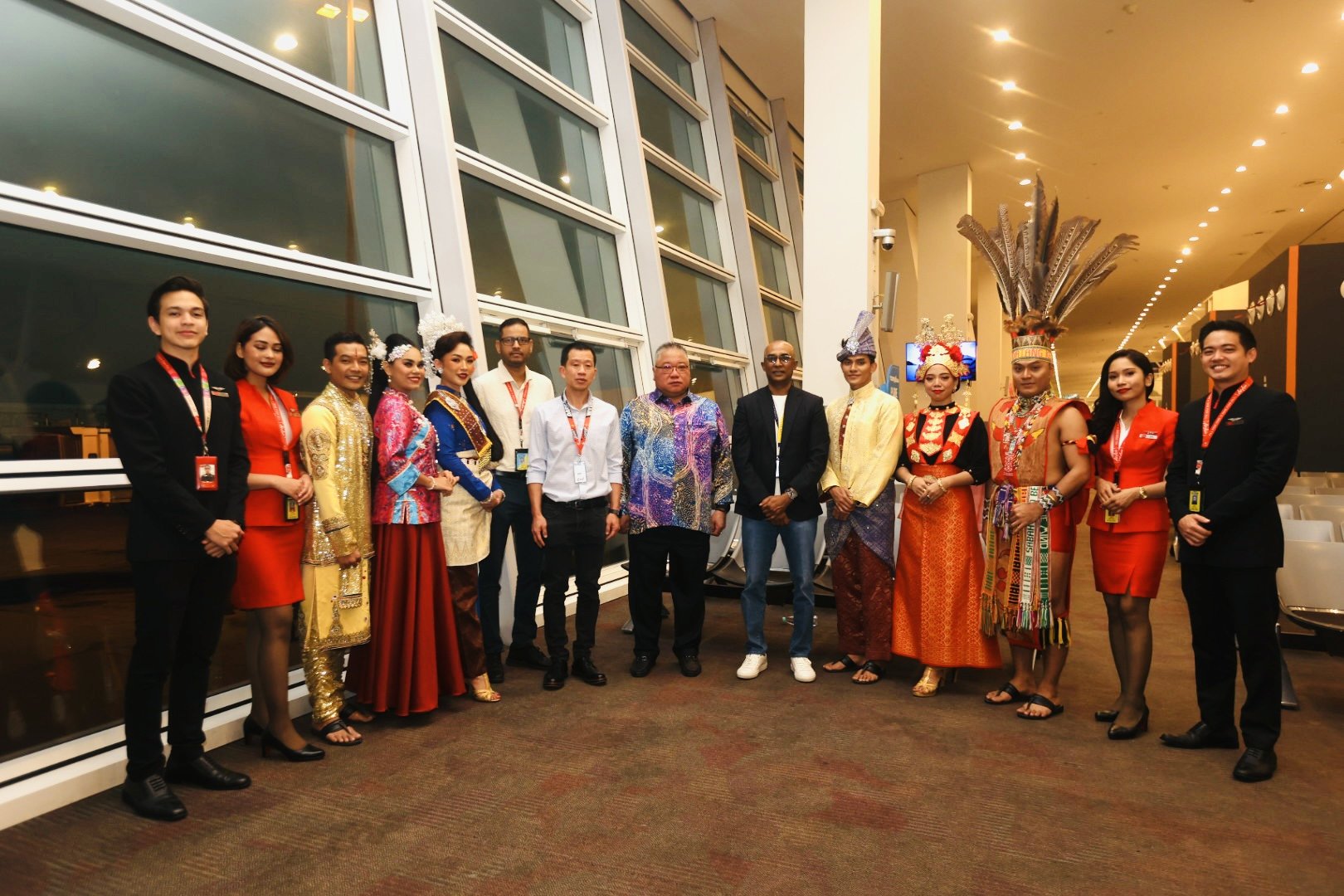  （左起）亚航航空集团首席机场和客户体验官，Kesavan Sivanandam；亚航航空集团副集团首席执行官（航空运营），拿督邬志顺机长；马来西亚旅游、艺术和文化部部长拿督斯里张景星及亚航航空集团有限公司集团首席执行官，Bo Lingam 今日一同于吉隆坡国际机场（二号航站楼）迎接特里凡得琅首航航班。 