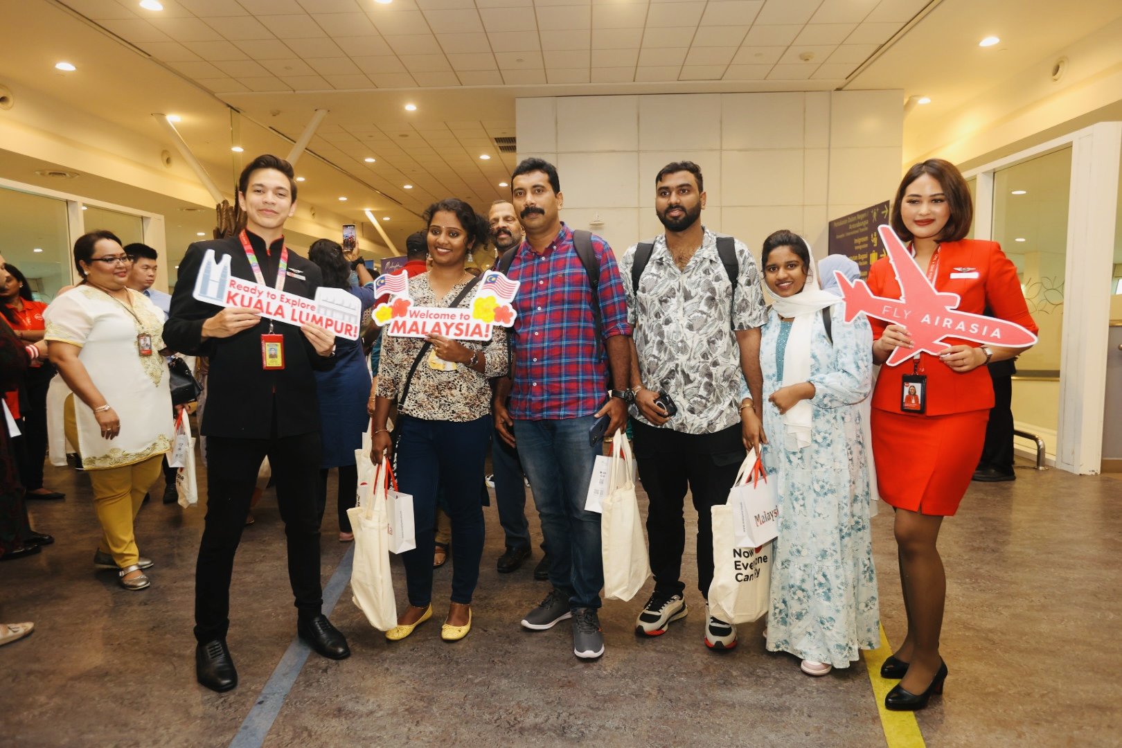 乘客抵达吉隆坡国际机场（二号航站楼）时受到热烈的欢迎。 