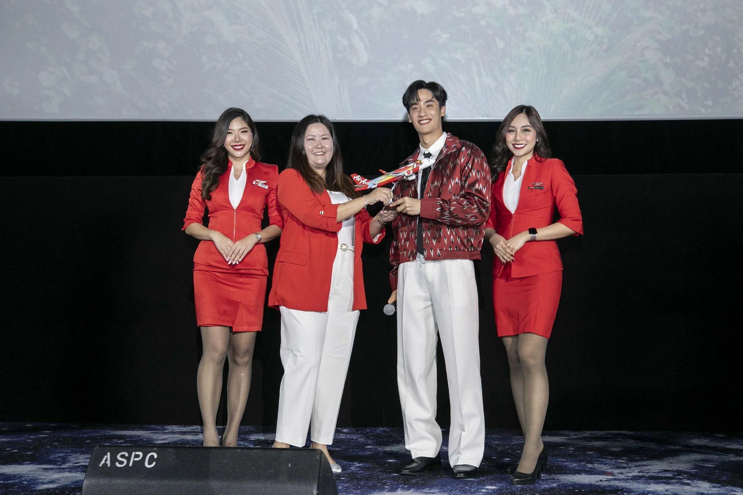AirAsia lancar kempen promosi Thailand bersama Tay Tawan