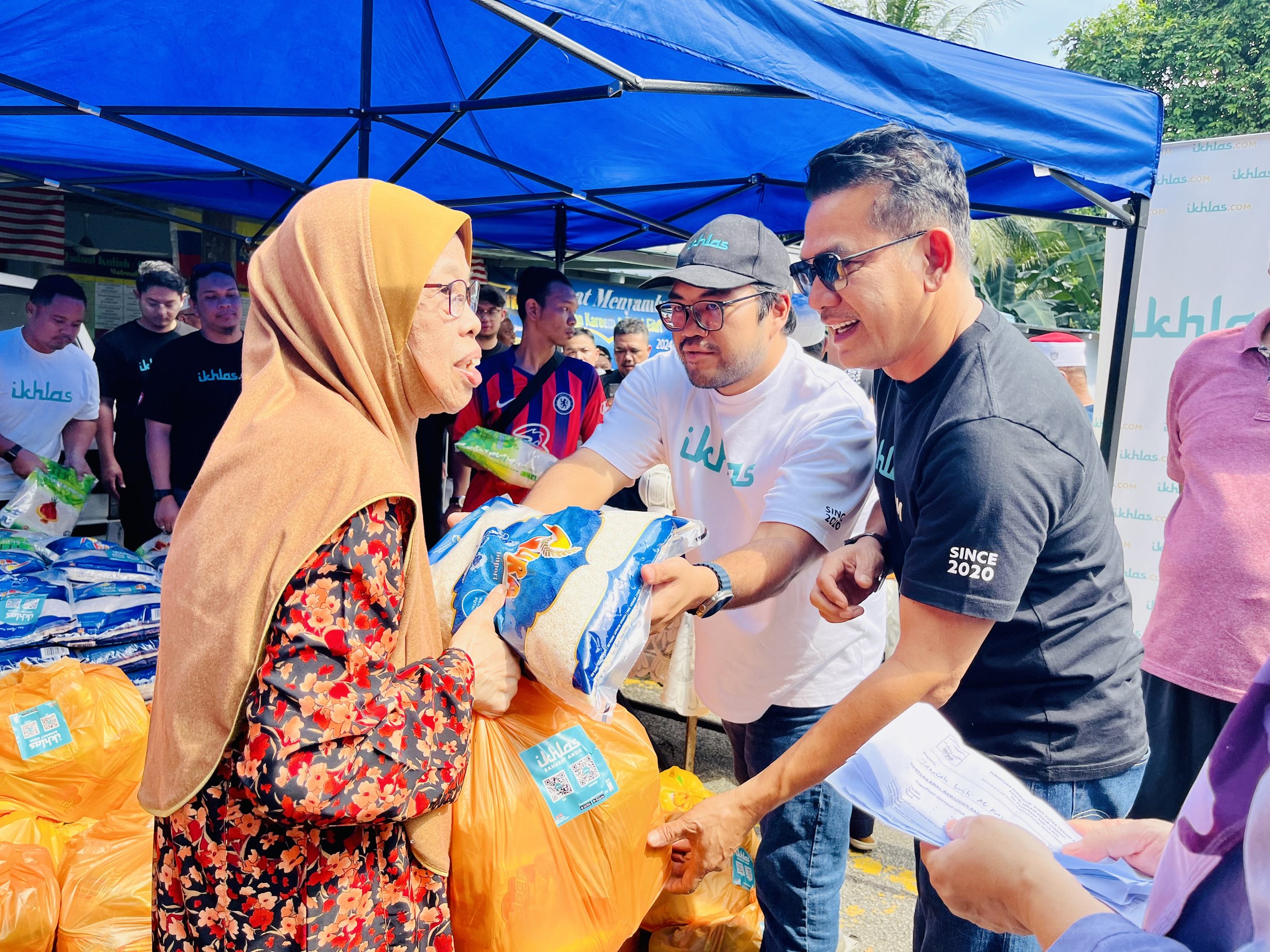  (From the right) Datuk Rosyam Nor and ikhlas.com Chief Executive Officer, Ikhlas Kamarudin handing over food baskets containing basic necessities under the 1000 Months of Sadaqah campaign to recipients at Pantai Dalam, Kuala Lumpur. 