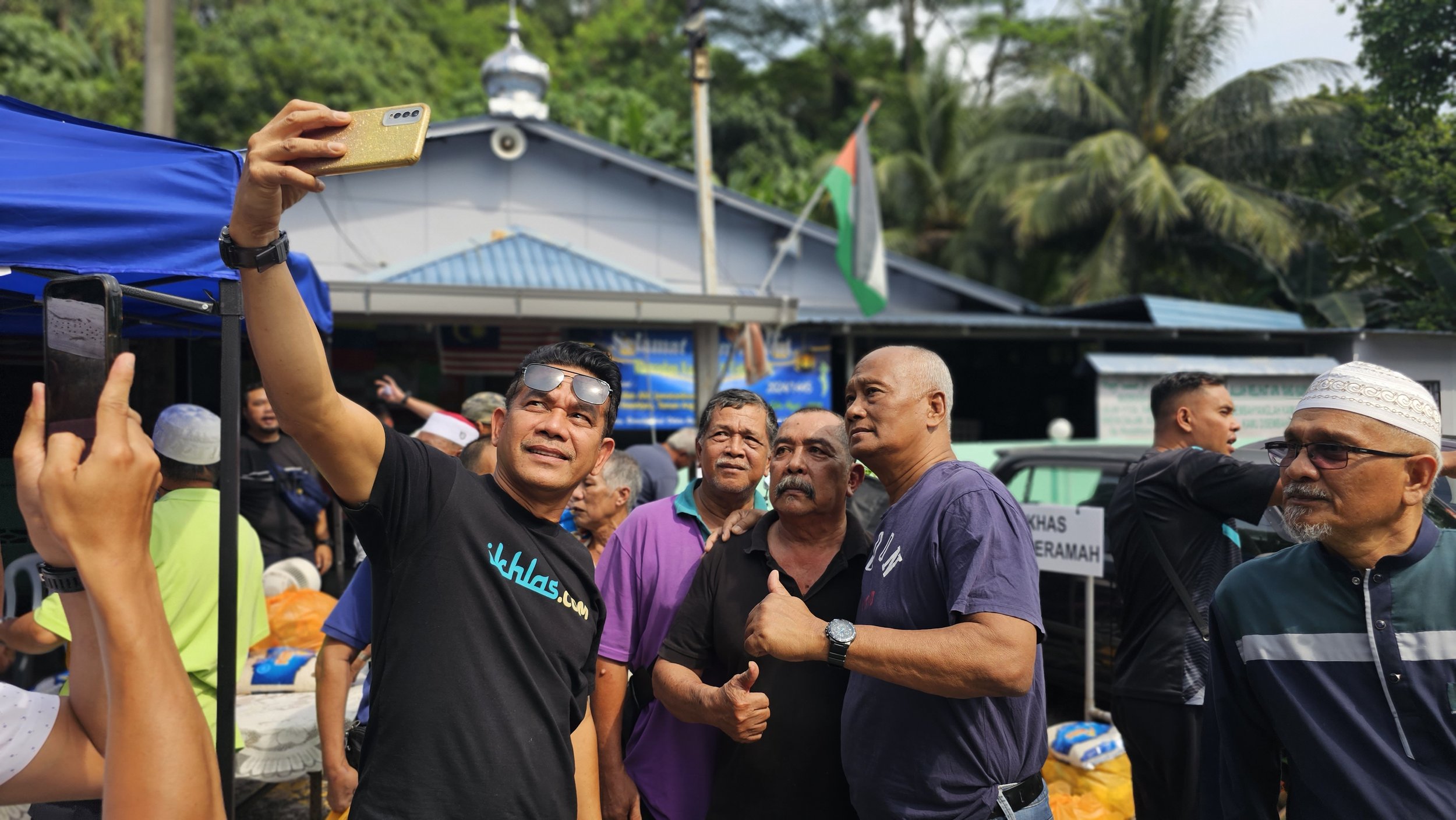  Residents of Pantai Dalam grabbing the opportunity to take selfies with Datuk Rosyam Nor. 