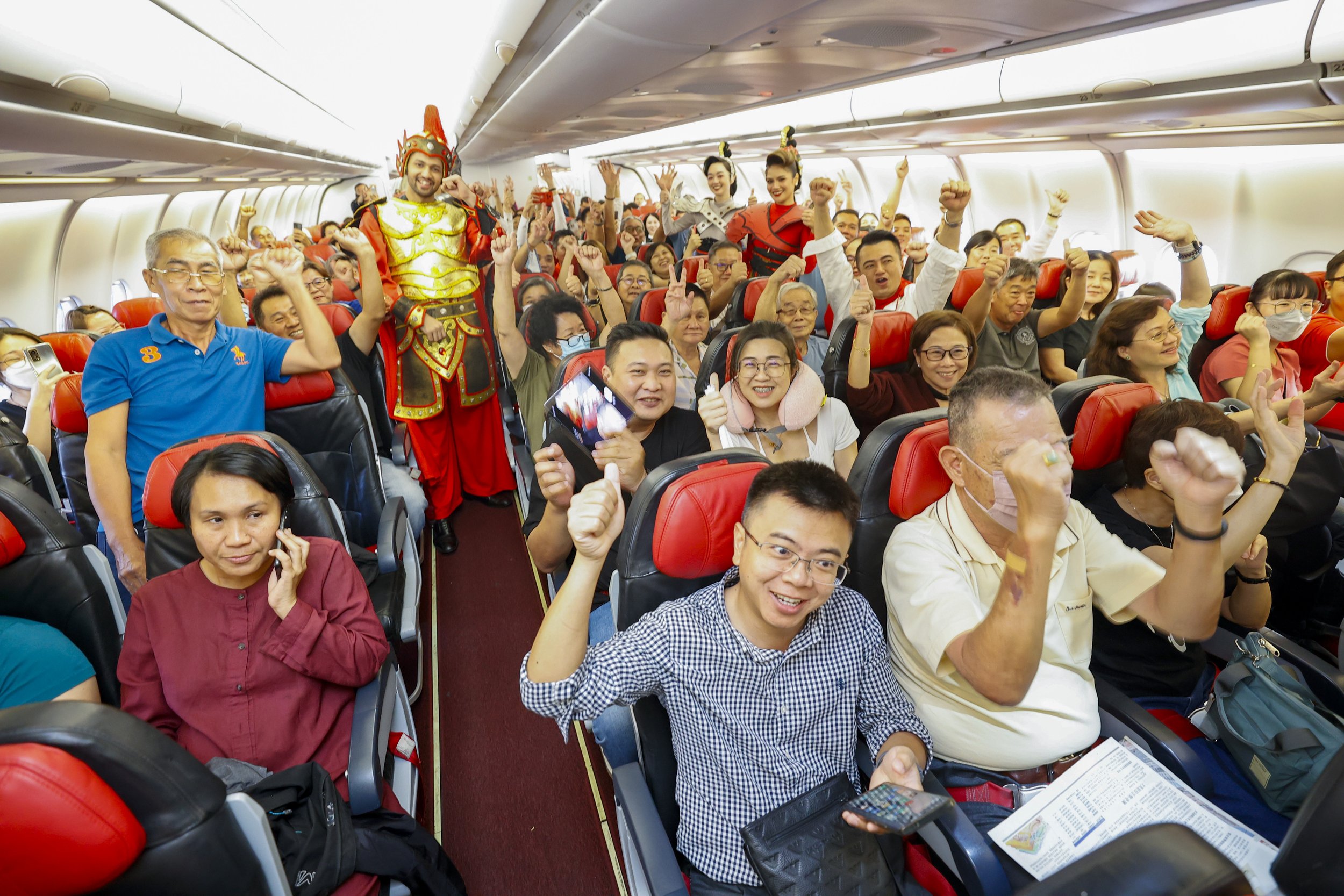 旅客在航班起飞前由亚航 Fun Team 热情迎接登机。