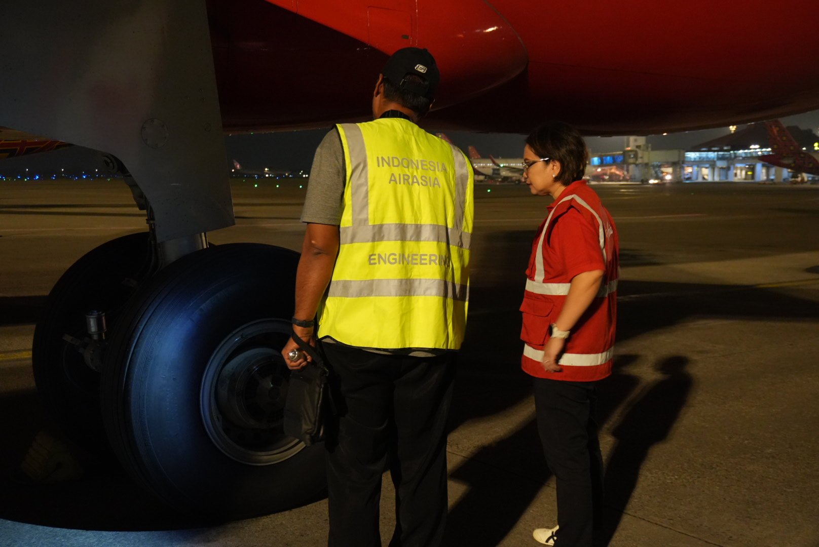 Veranita Yosephine, Direktur Utama Indonesia AirAsia Melakukan Pemeriksaan Roda Pesawat.jpg