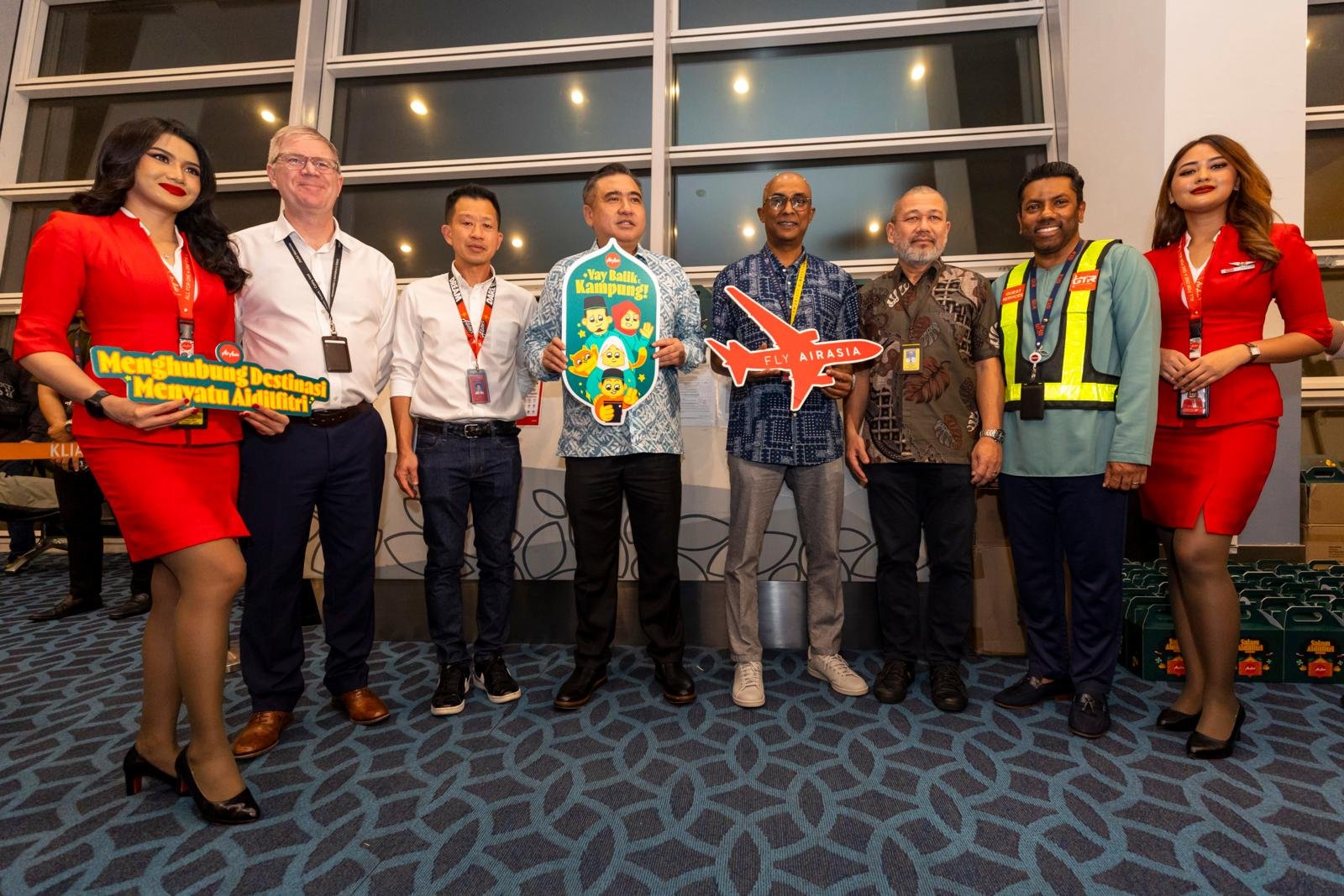  （左二起）Gordon Steward，马来西亚机场控股公司首席运营官；拿督邬志顺机长，亚航航空集团副首席执行官（航空运营）；拿督 YB 陆兆福，马来西亚交通部部长；Bo Lingam，亚航航空集团首席执行官；Datuk Captain Fareh Ishraf，亚航高级管理层官员；Musdalifa Abdullah，亚航Ground Team Red （GTR）首席执行官一同于亚航开斋节固定票价航班送行仪式。 