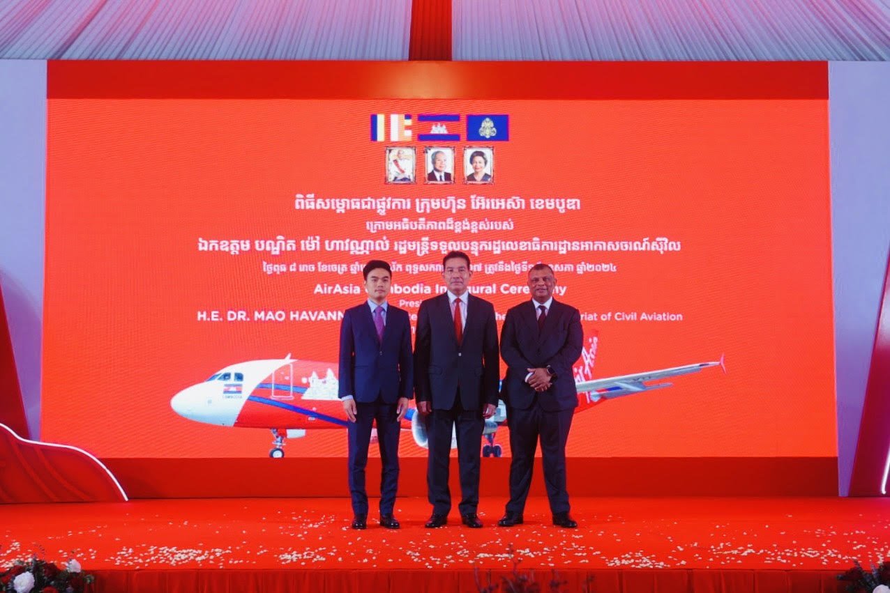  Keterangan Gambar -(Dari kiri ke kanan): Vissoth Nam, Ketua Pegawai Eksekutif AirAsia Cambodia; YMenteri Urusetia Kerajaan Negeri, Penerbangan Awam; Tony Fernandes, Ketua Pegawai Eksekutif Capital A pada sambutan pelancaran AirAsia Cambodia di Phnom